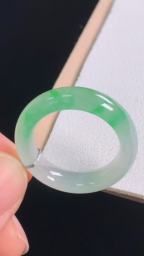 冰飘绿指环，无裂，尺寸:圈口18/18.5-5.5-3.8mm 22