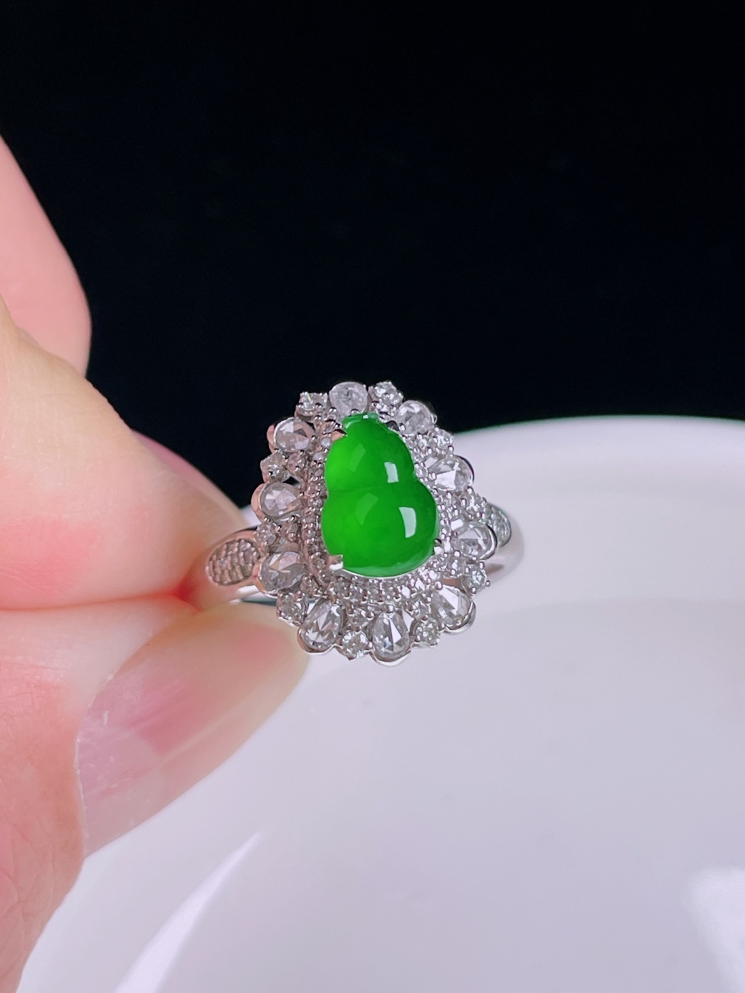 冰绿戒指，18k镶嵌，老种起光，细底通透，尺寸：8.4/6.4/3mm0825