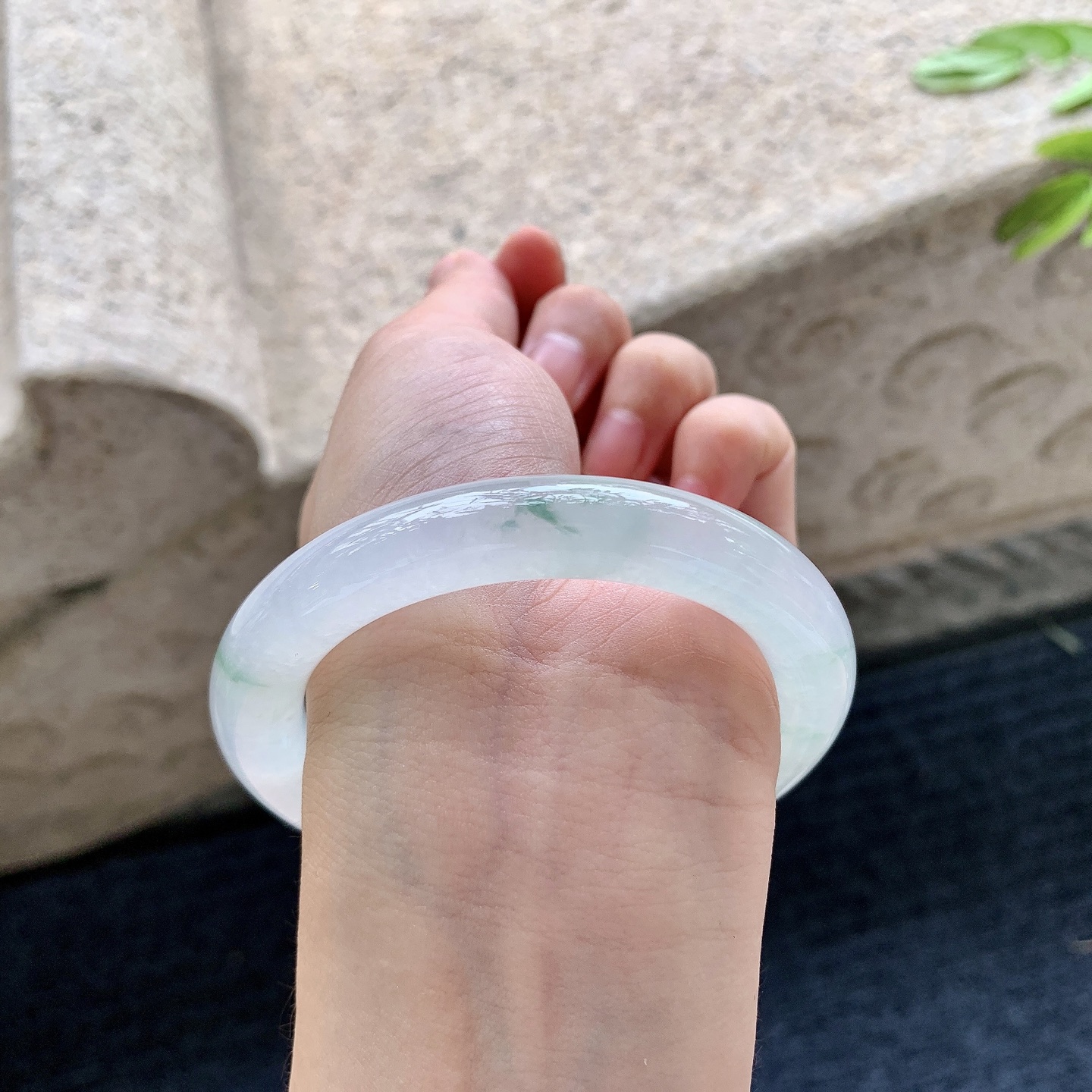 圆条54 55,圈口55.4/10.2/10.1,编码C11082604,描述冰糯飘绿，水润，种老，细腻，有棉线