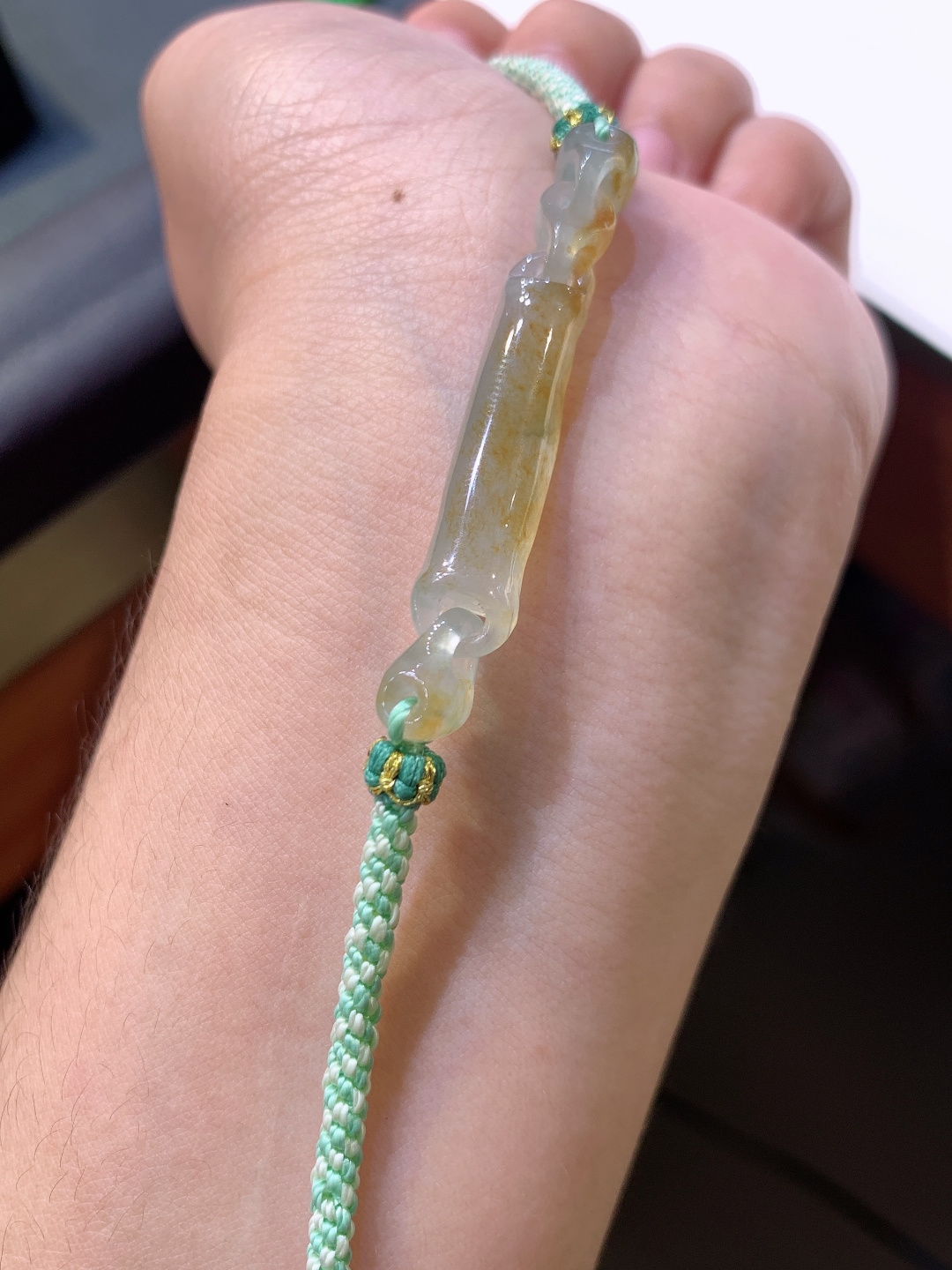 冰黄翡手牌，冰润飘黄，雕工精巧，顺遂安康