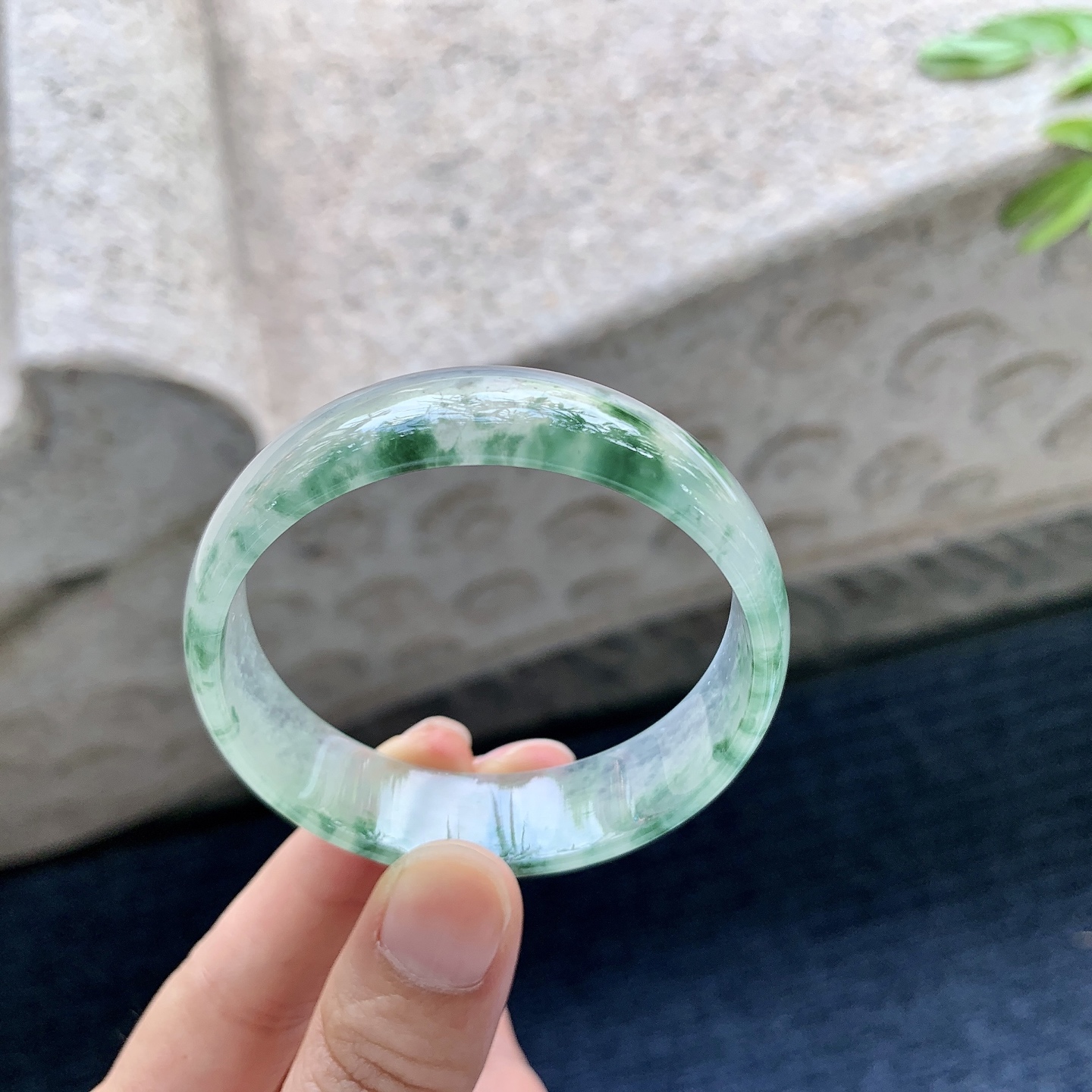 正圈48 49,圈口49.8/14/4.5,编码HJ082622,描述冰飘花，水润，种老，细腻，打灯有纹线