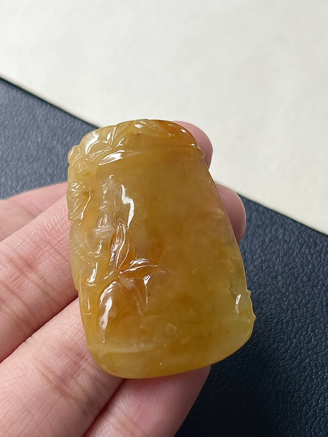 ️【黄翡竹节牌】颜色艳丽火辣，韵味十足，尺寸：43*27.6*5,b10825