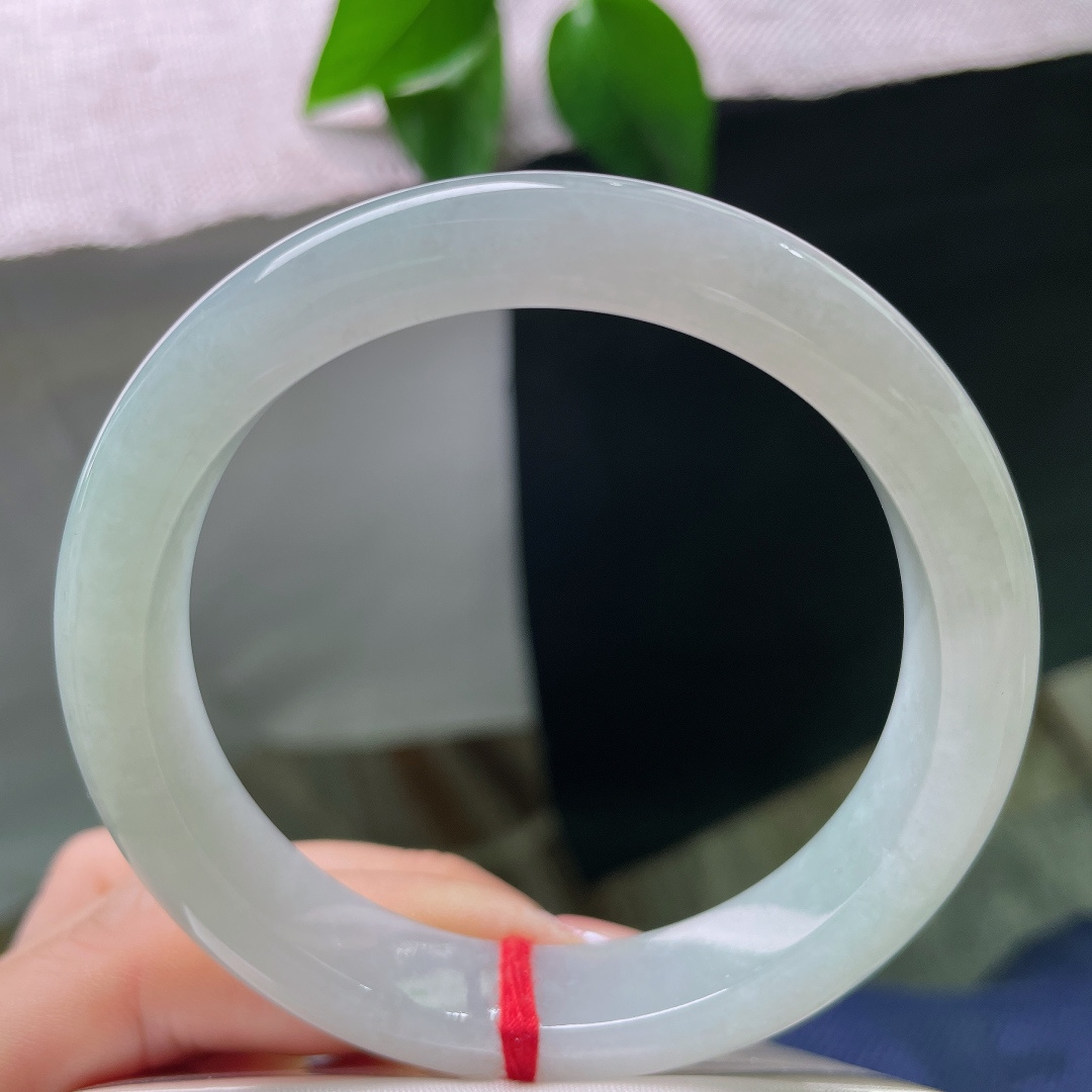 淡绿底正圈，冰润细腻，水头好，佩戴清新脱俗，淡雅，有棉线，ss57764a
