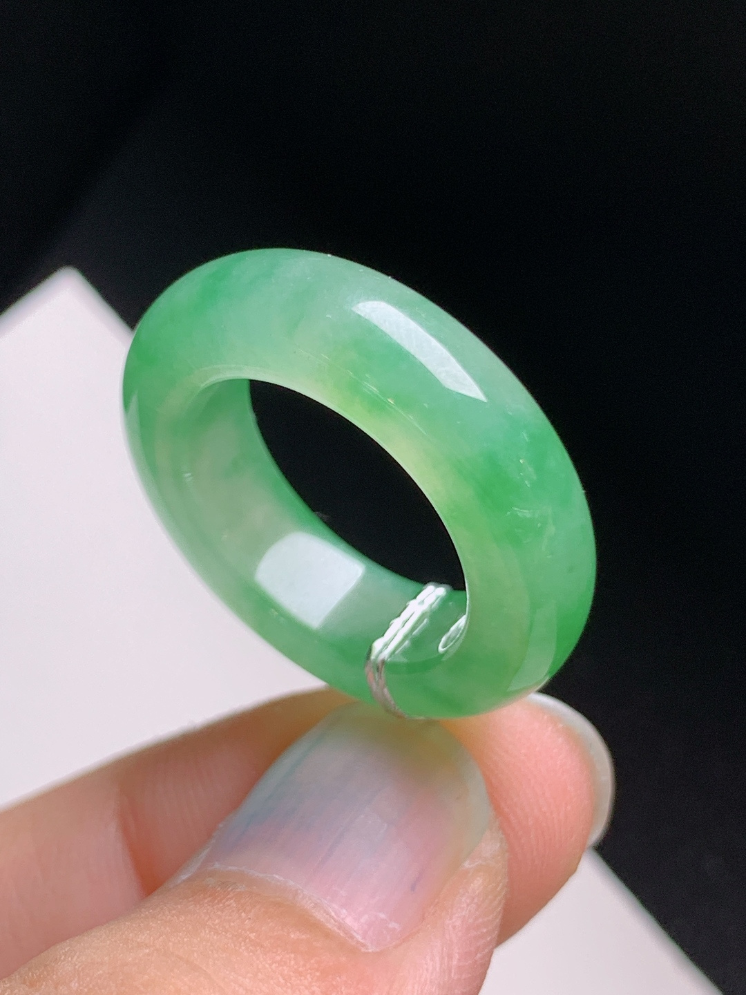 冰飘绿指环，翠色悠然，种老细腻，清爽耐看
