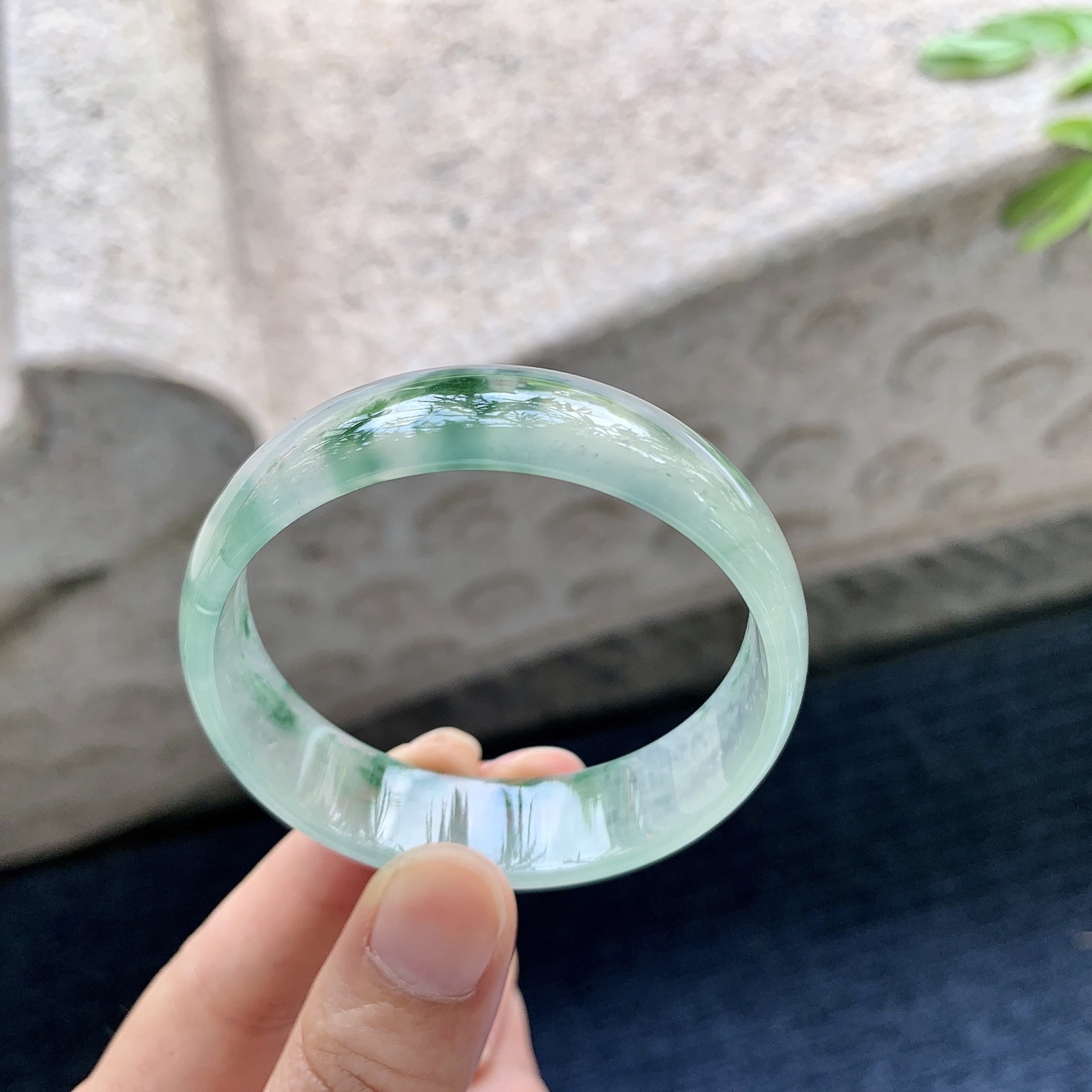 正圈48 49,圈口49.8/14/4.5,编码HJ082622,描述冰飘花，水润，种老，细腻，打灯有纹线