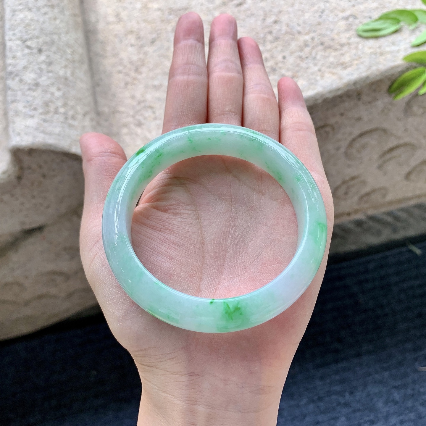 正圈56 57，圈口57.3/13.8/8.8，编码BA082621，描述细糯飘绿，种老，细腻，打灯有纹线