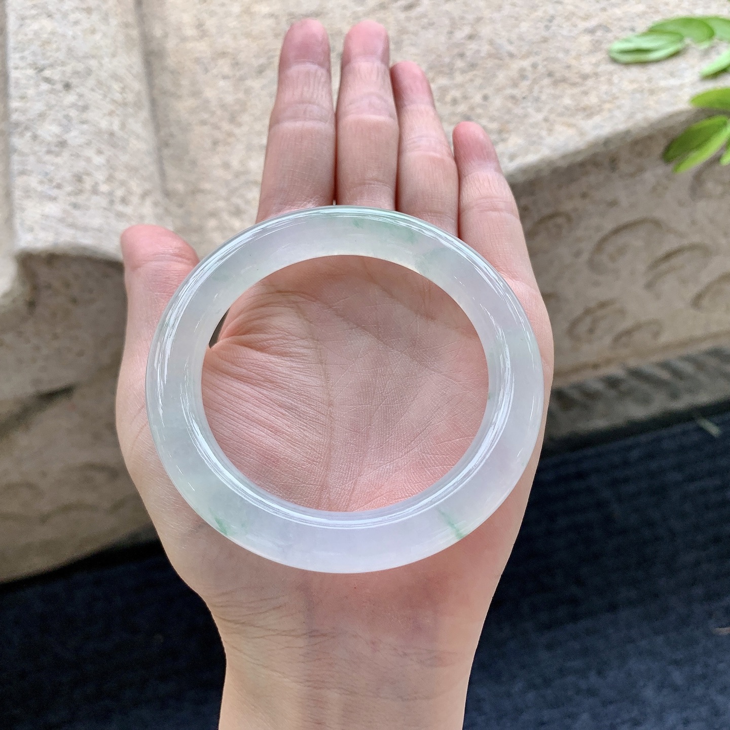 圆条54 55,圈口55.4/10.2/10.1,编码C11082604,描述冰糯飘绿，水润，种老，细腻，有棉线