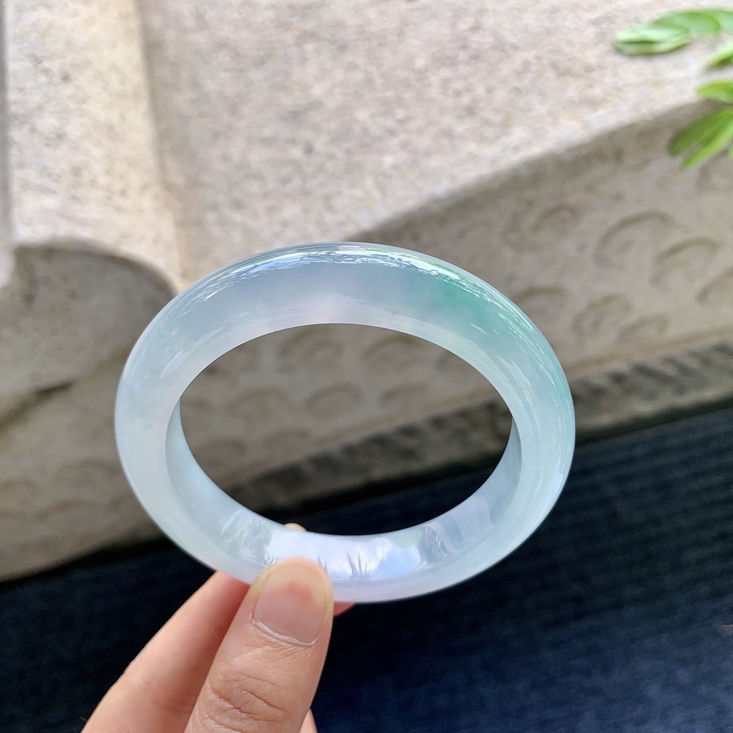 正圈57 58,圈口58.2/13/9.3,编码B2082647,描述冰糯飘绿，水润，种老，细腻，打灯有絮线