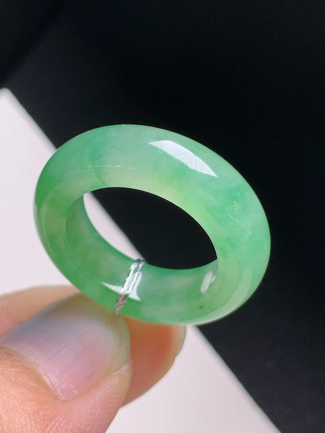 冰飘绿指环，翠色悠然，种老细腻，清爽耐看
