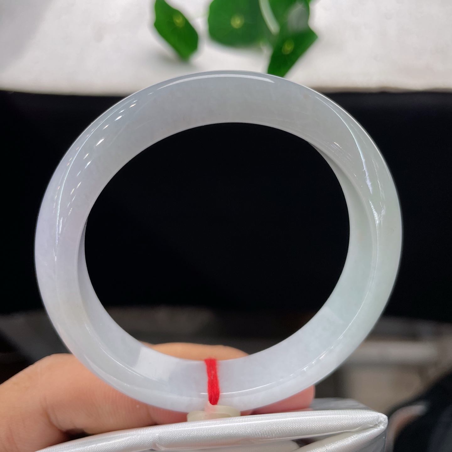翡翠手镯 圈口56.7/12.2/8.2，淡紫底正圈，56/57可戴，干净素雅，清静安然，无裂。