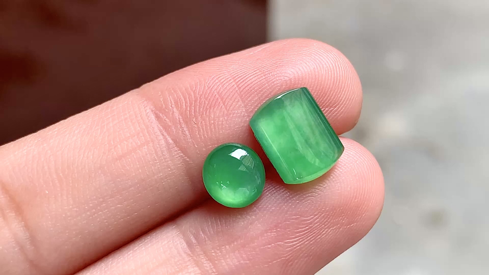 正阳绿马鞍蛋面,完整