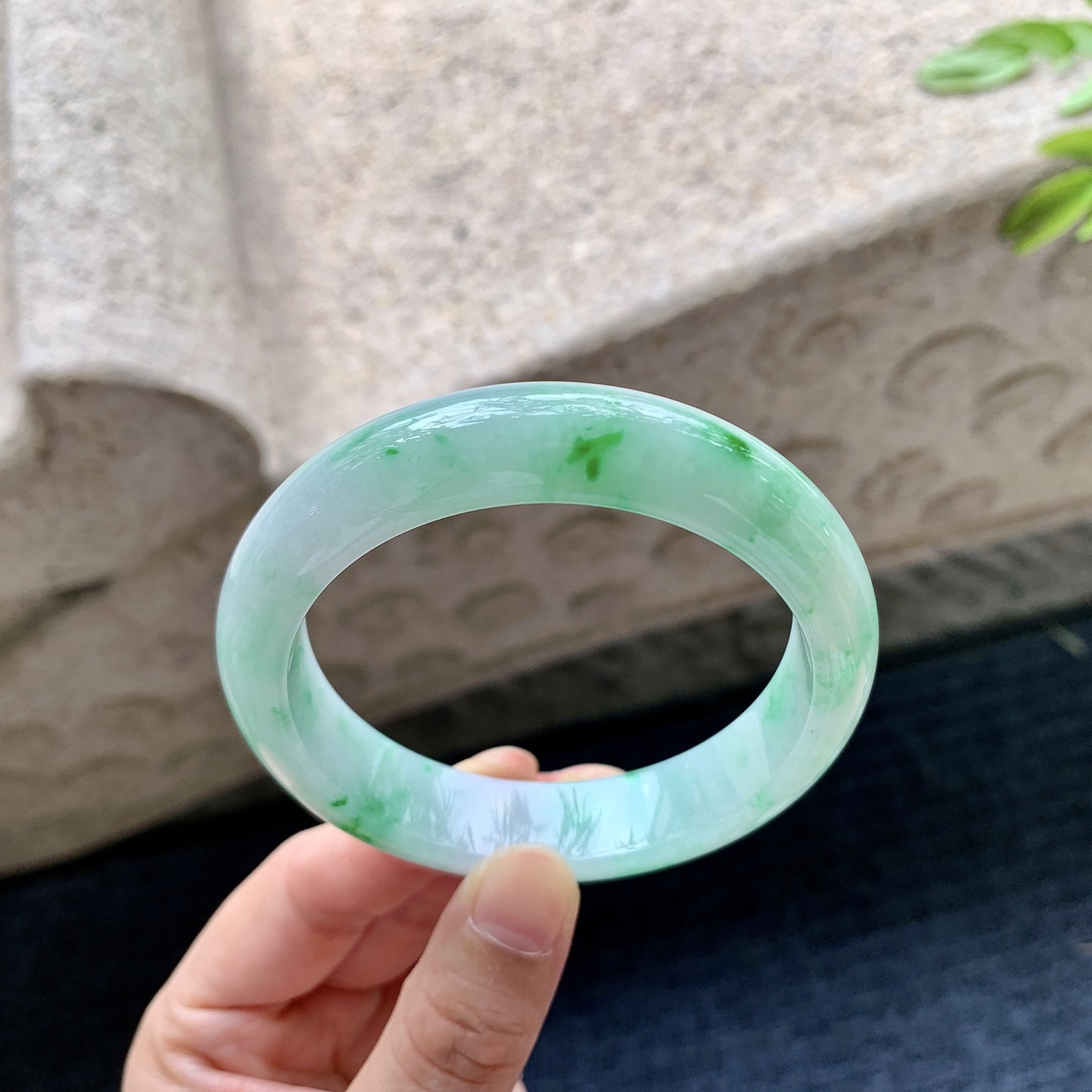 正圈56 57，圈口57.3/13.8/8.8，编码BA082621，描述细糯飘绿，种老，细腻，打灯有纹线