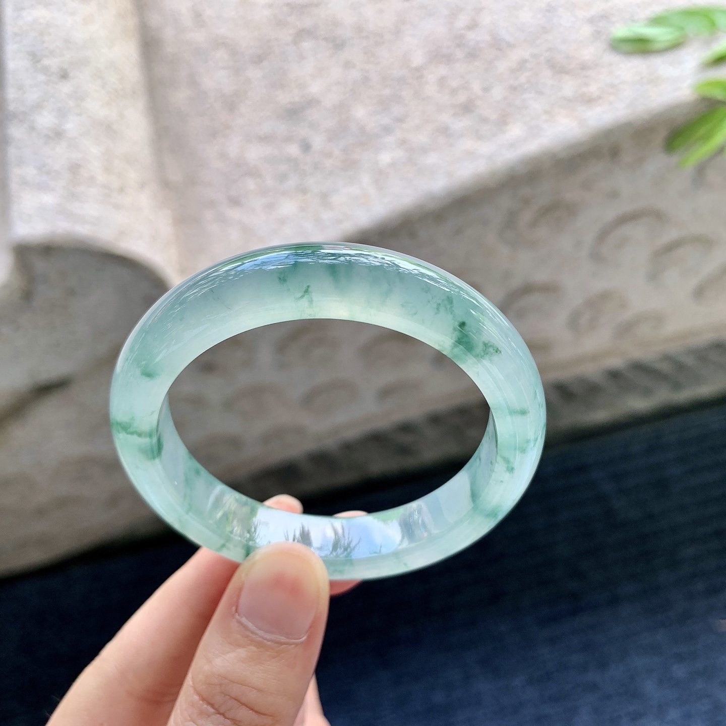 正圈48 49，圈口49.3/10.7/7.8，编码BA082630，描述冰飘花，清透，水润，种老，细腻，无裂。