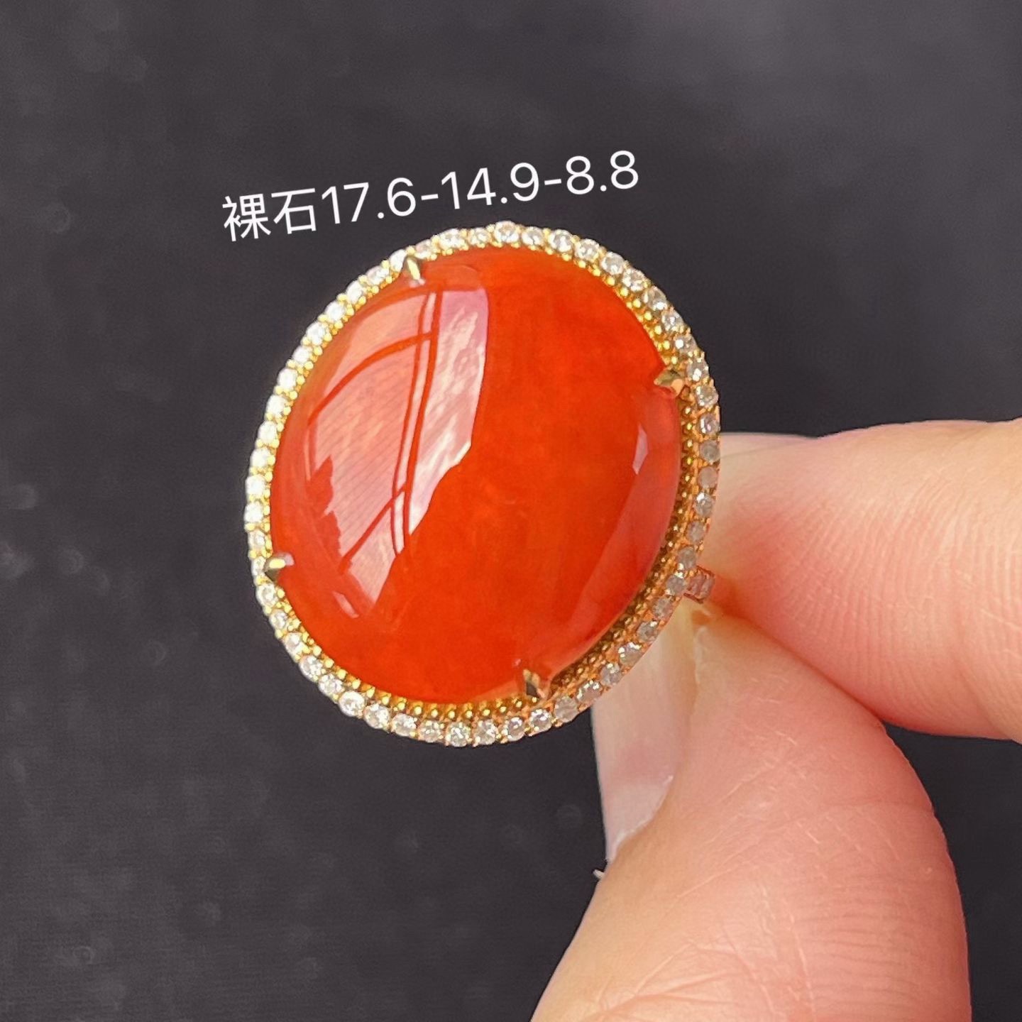 冰红翡鸽子蛋蛋面戒指，色泽相当红辣，无裂