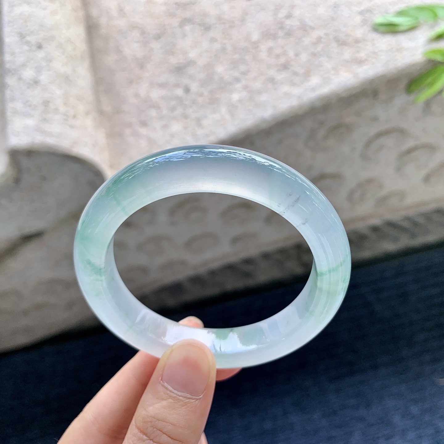 正圈52 53，圈口53.2/11.7/8.8，编码LZ082627，描述冰飘绿，清透，水润，种老，细腻，打灯有棉线