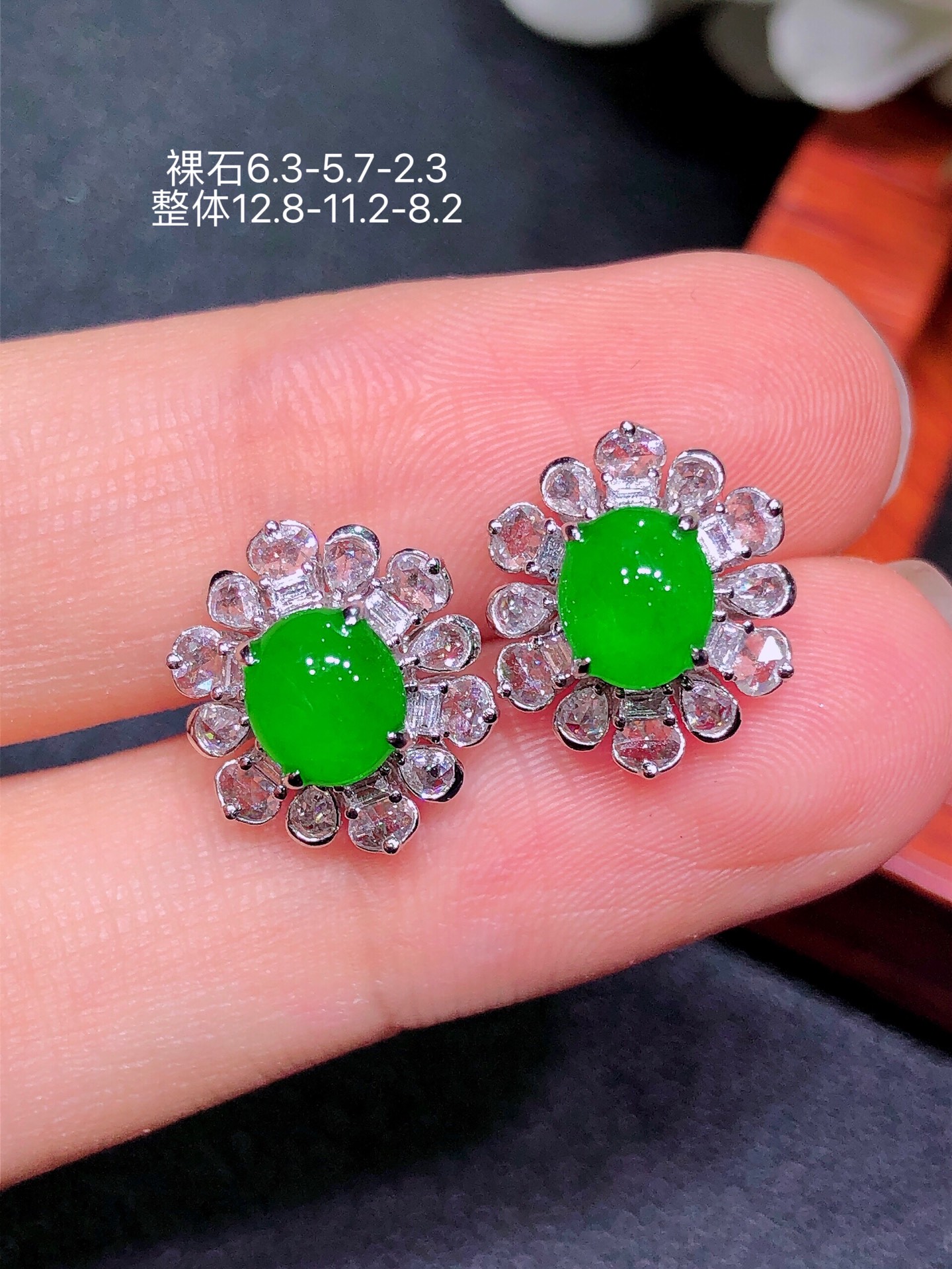 18K金镶 阳绿蛋面耳钉 无裂 水润色艳 品相饱满 苹果拍摄，实物更好看，12.8-11.2-8.2