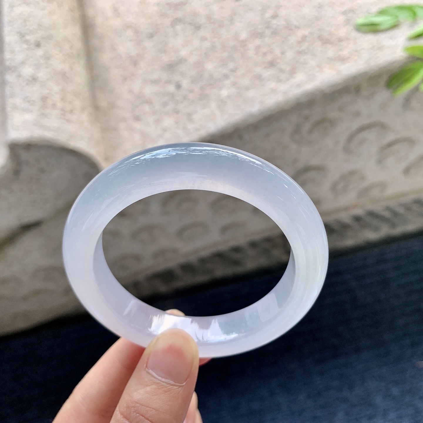 正圈51 52，圈口52.8/11.7/9.1，编码G7082637，冰种，水润，种老，细腻，无裂。