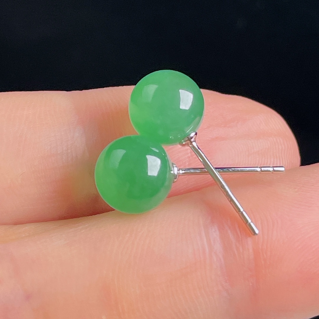 阳绿耳钉，18k镶嵌，老种起光，细底通透，尺寸：裸石8.2mm