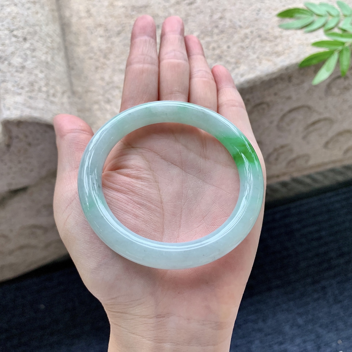 圆条53 54，圈口54.9/9.3/9，编码BA082715，描述：细糯飘辣绿，水润，种老，细腻，打灯有絮线