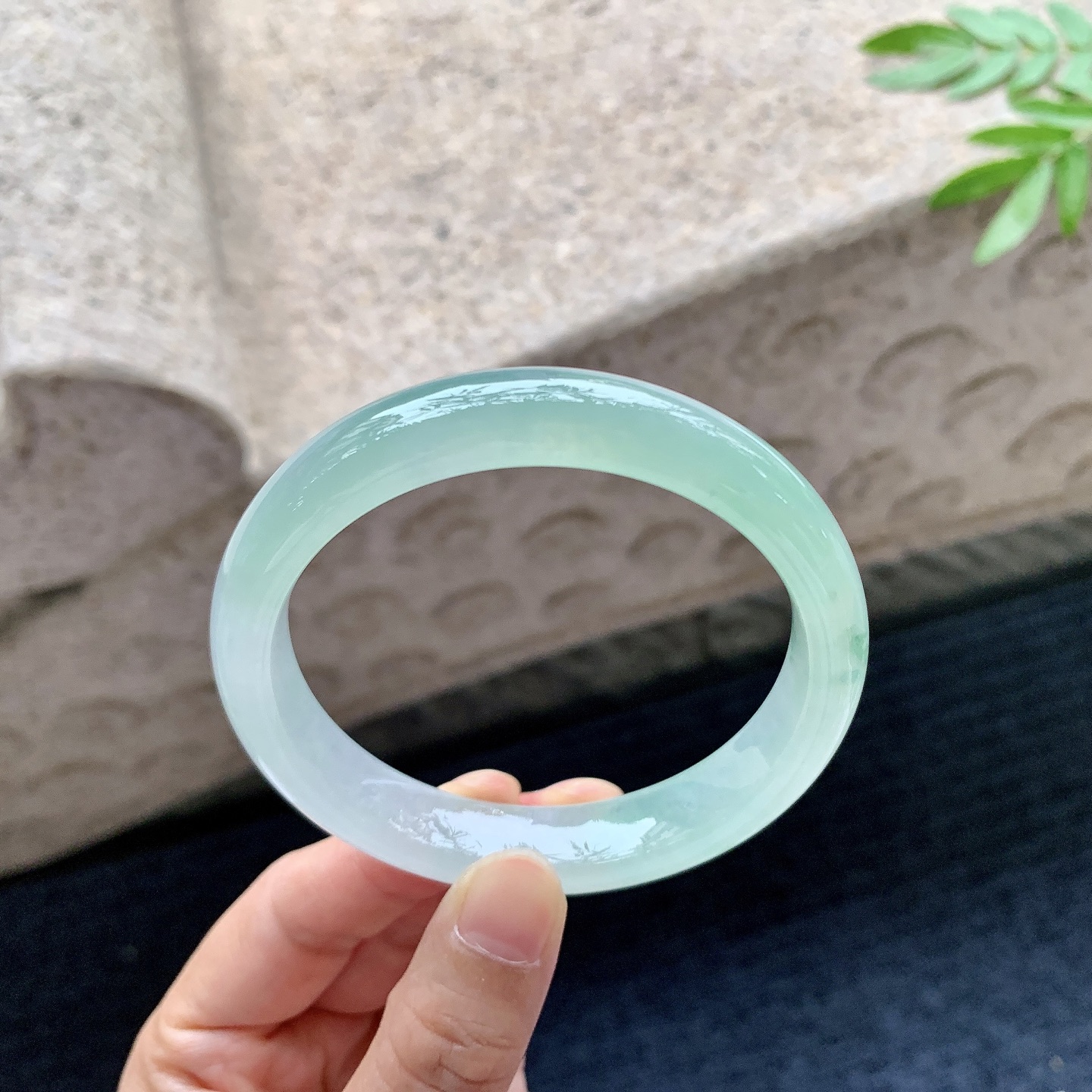 正圈57 58，圈口58/12/7.5，编码G9082726，冰糯晴绿飘花，水润，种老，细腻，无裂。