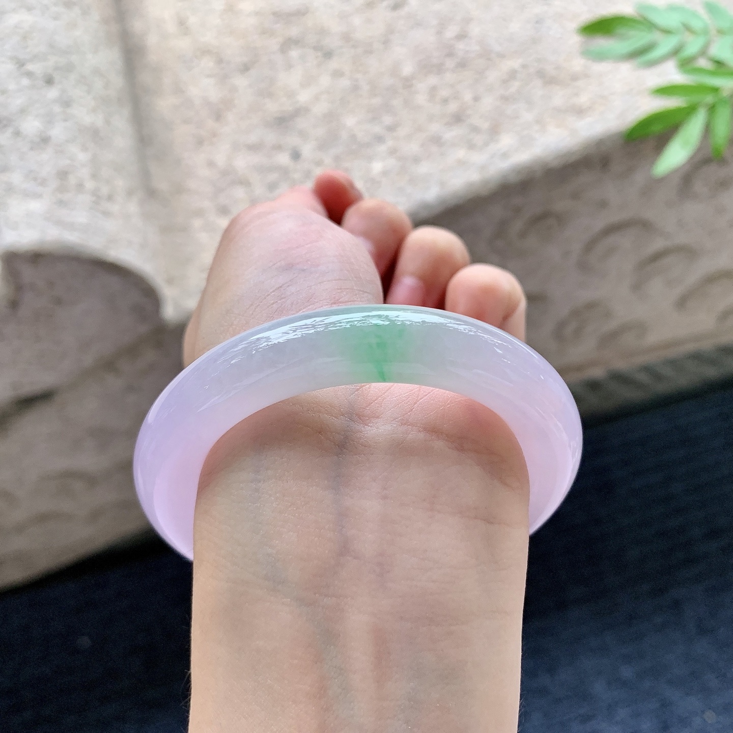 圆条52 53,圈口52/10.8/10.7,编码BA082736,描述糯冰椿彩，水润，种老，细腻，有纹线