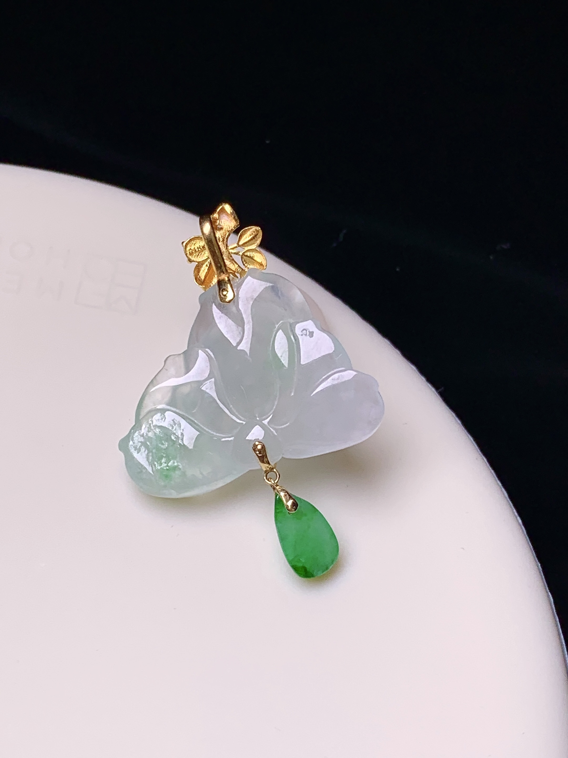 18k金镶嵌冰种莲花吊坠 玉质细腻 色泽艳丽清新 水润亮眼 整体尺寸27.5*18.8*7.7 e1