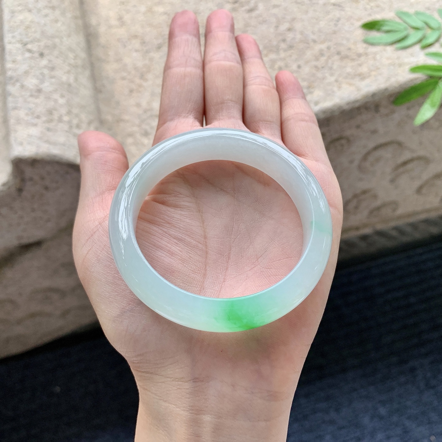 正圈51 52，圈口52.3/12/7.5，编码G9082722，细糯飘辣绿，水润，种老，细腻，打灯