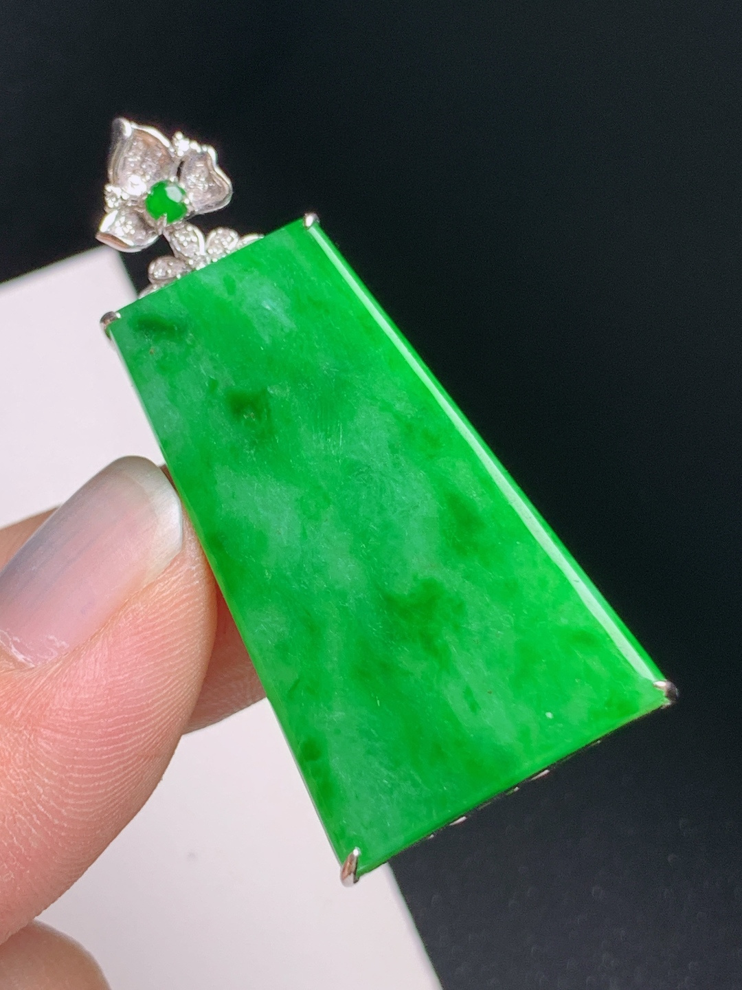 满绿方牌吊坠，色浓均匀，简约大气，平安顺遂