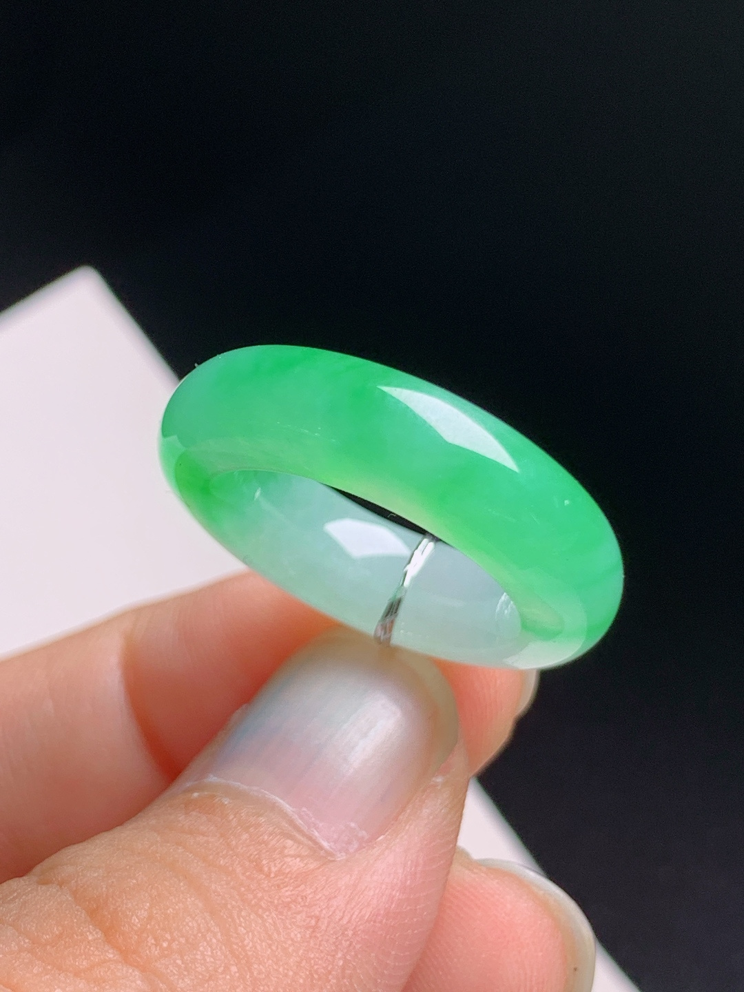 甜绿指环，绿意清新，玉质柔和，温婉大方