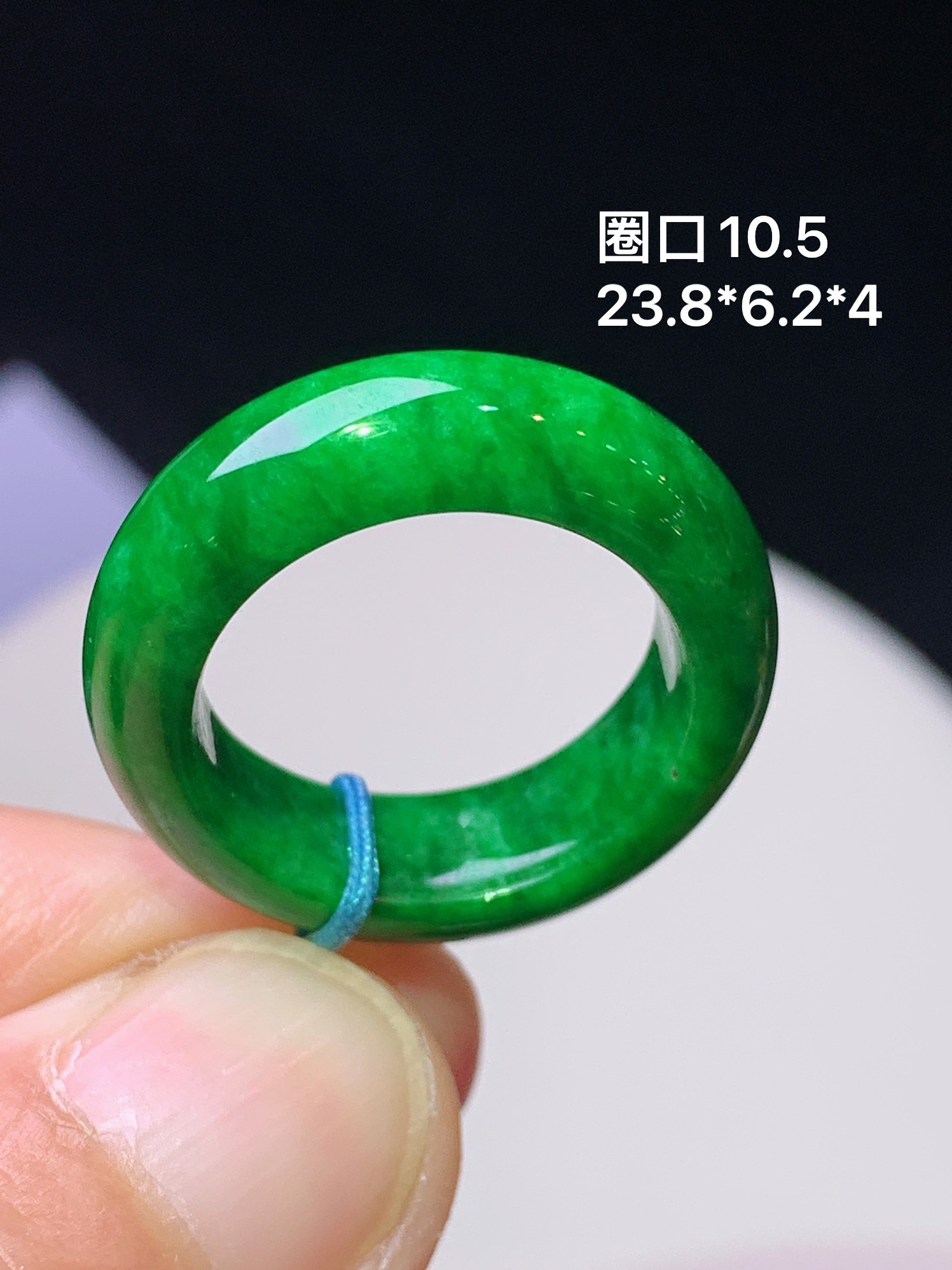 满绿指环 玉质细腻 色泽艳丽清新 水润亮眼 圈口10.5 整体尺寸23.8*6.2*4 b2