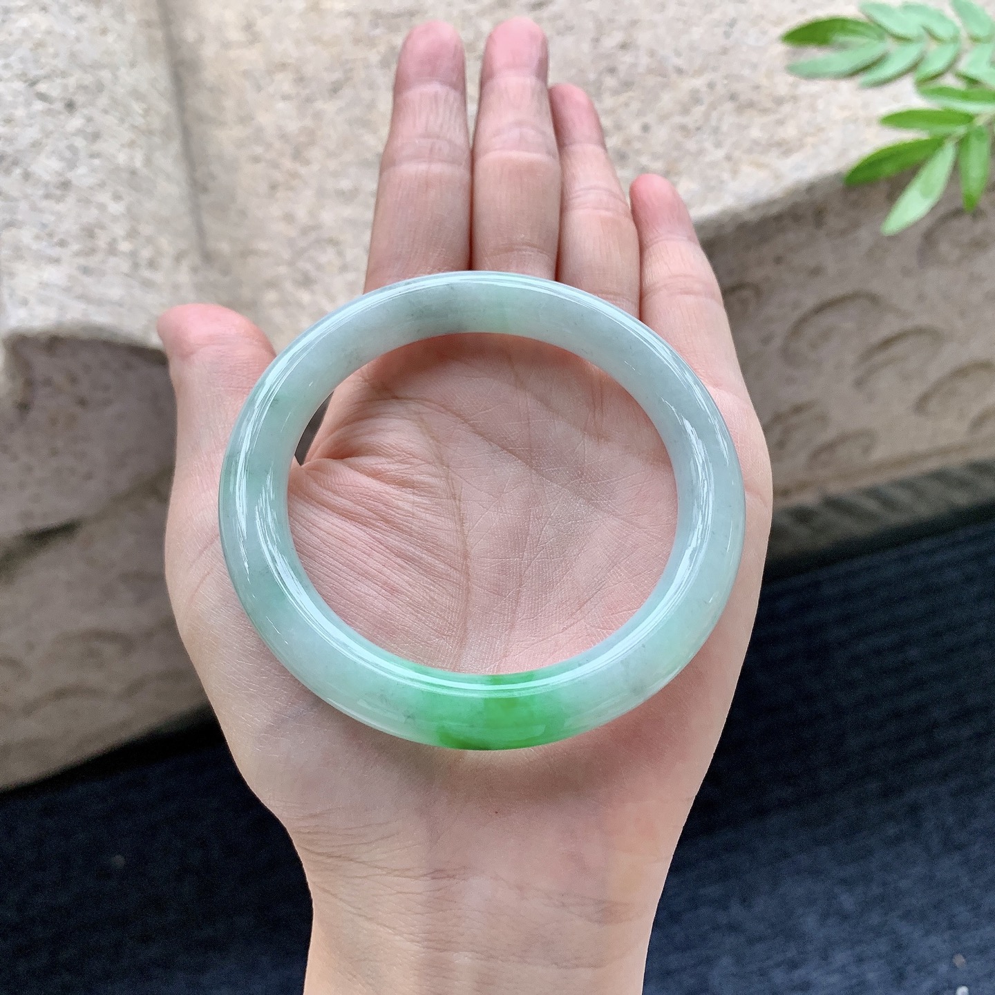 圆条53 54，圈口54.9/9.3/9，编码BA082715，描述：细糯飘辣绿，水润，种老，细腻，打灯有絮线