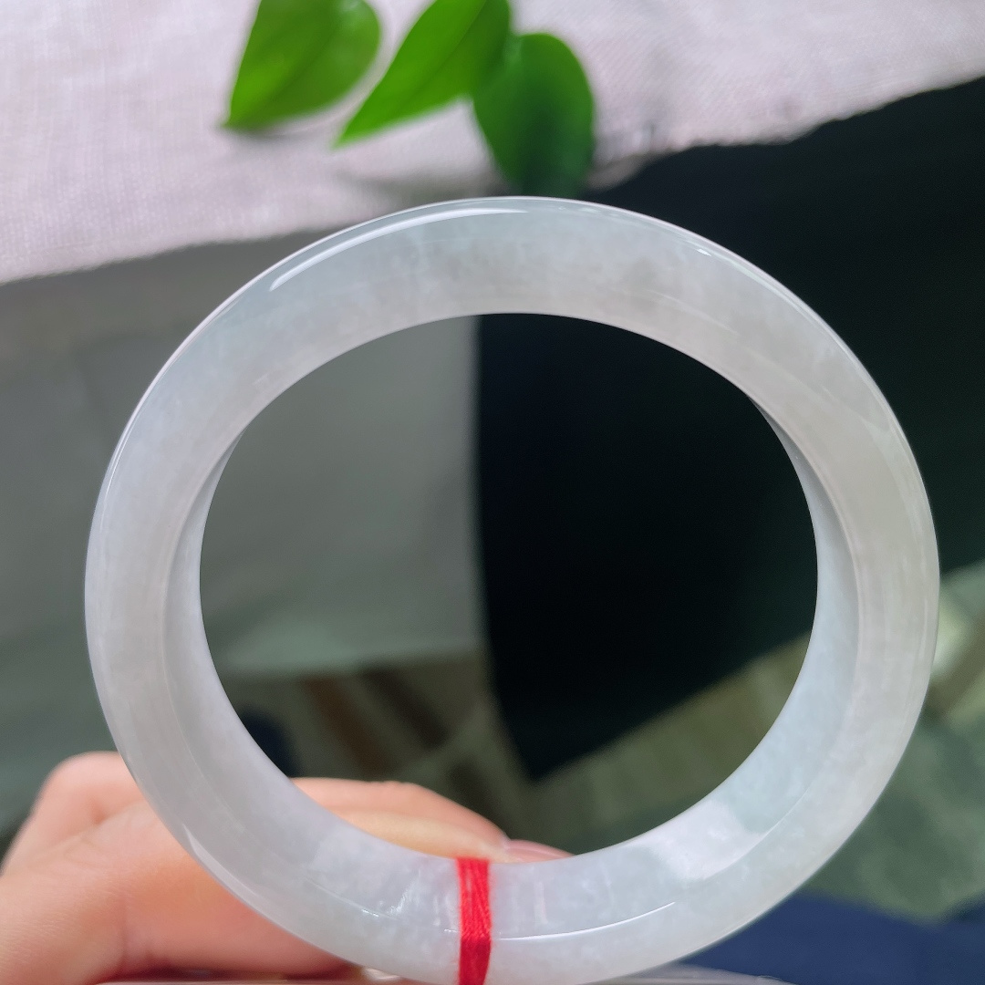 白月光正圈，无裂，玉质温润细腻，水头通透，镯身泛着柔和的莹光，上手冰冰凉凉，触感顺滑舒适。ss57802a