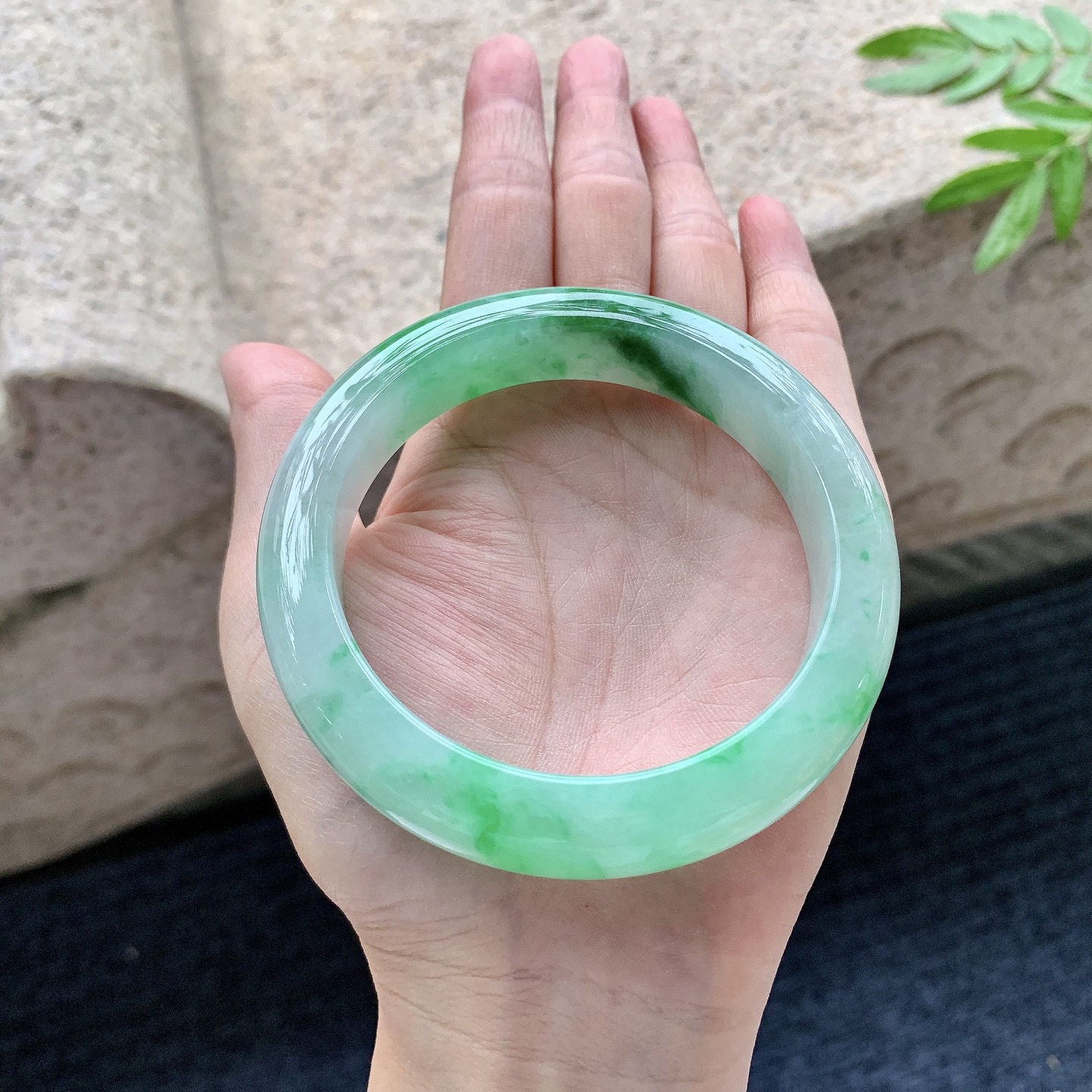 正圈58 59,圈口59.7/13.1/9.8,编码WW082724,描述糯冰飘绿，水润，种老，细腻，有纹线