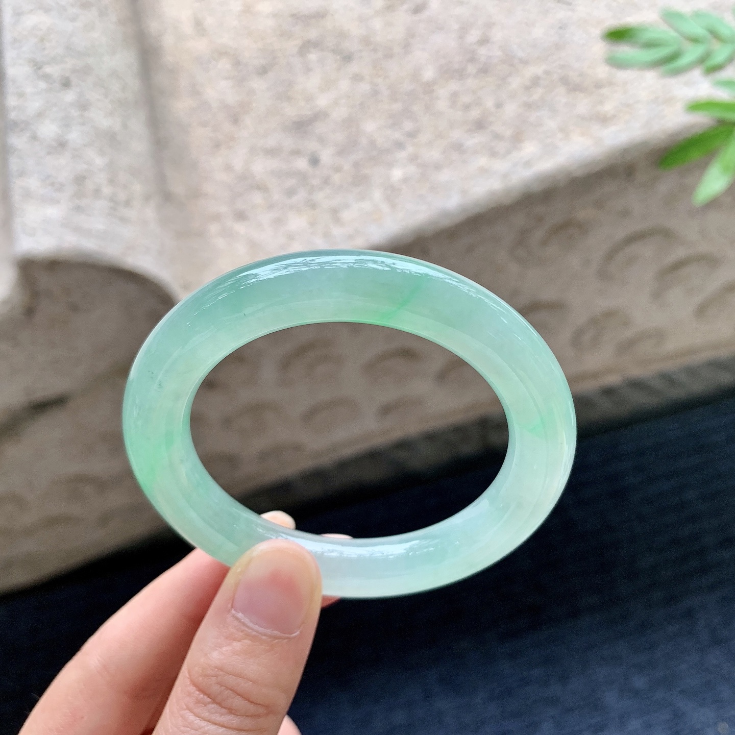 圆条49 50，圈口50/9.8/9.8，编码LH082732，描述糯冰飘绿，水润，种老，细腻，打灯有棉线