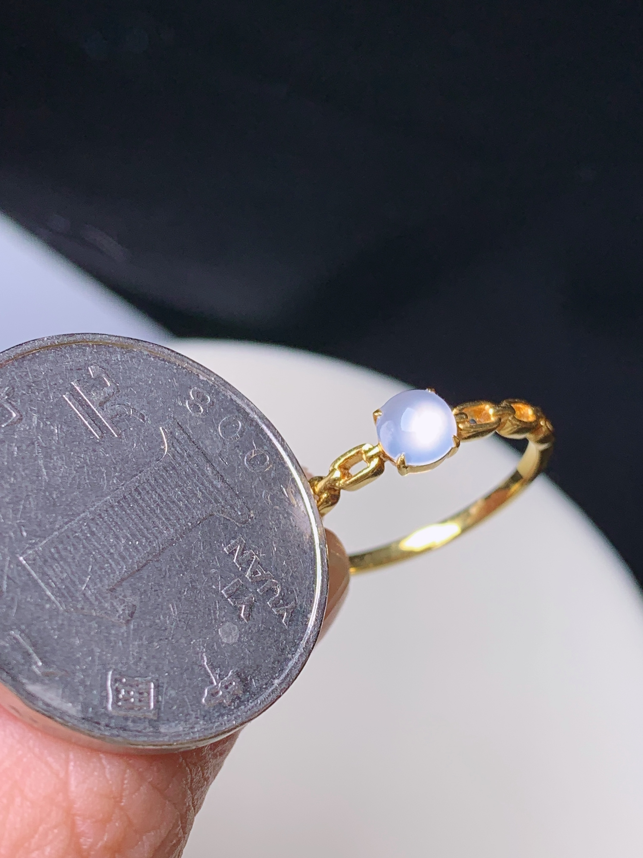 18k金镶嵌冰种蛋面戒指 玉质细腻 色泽艳丽清新 水润亮眼 圈口14 裸石尺寸4.8*2.5 m7