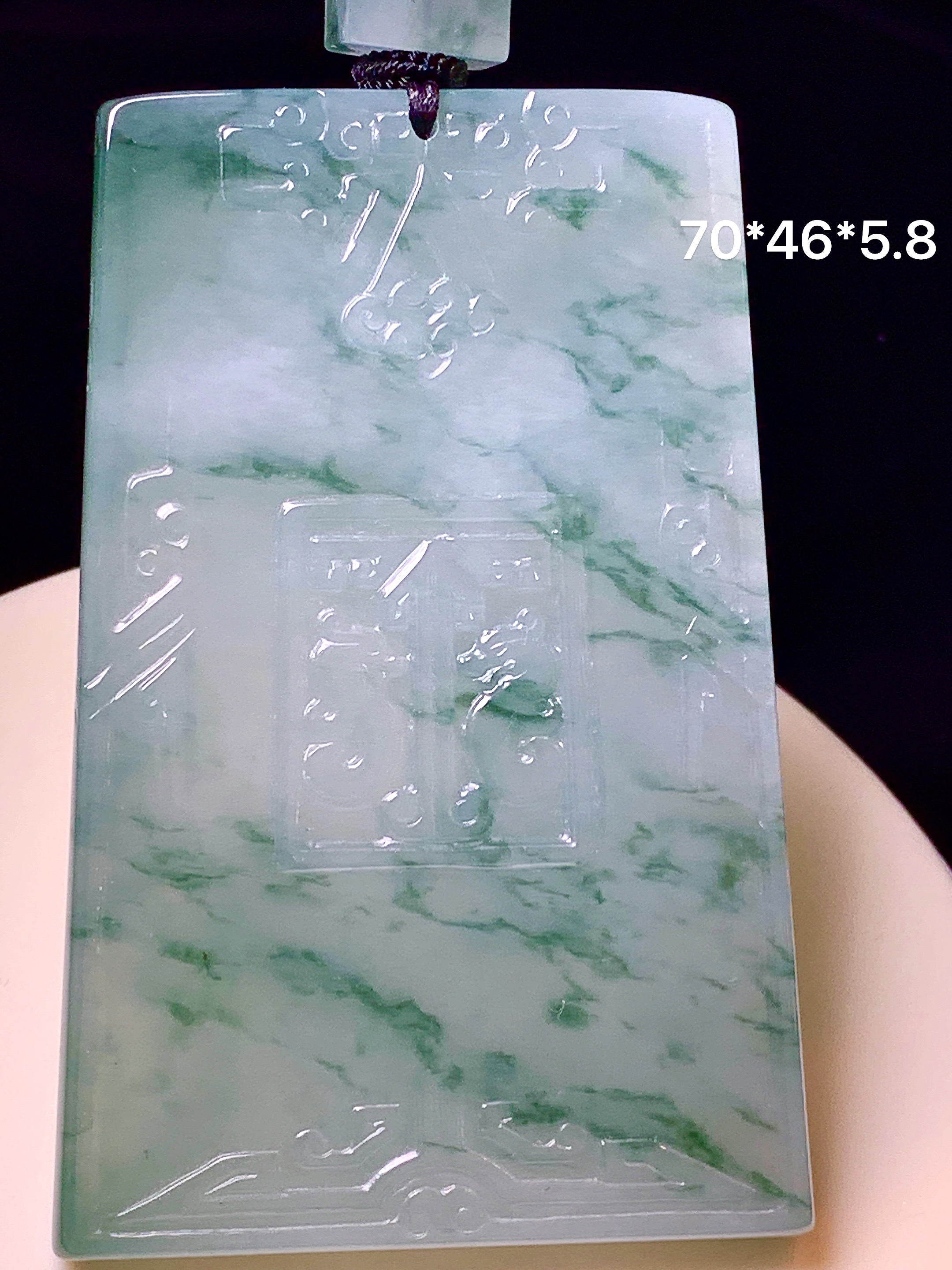 飘花无事牌吊坠 玉质细腻 色泽艳丽清新 水润亮眼 整体尺寸70*46*5.8 L1