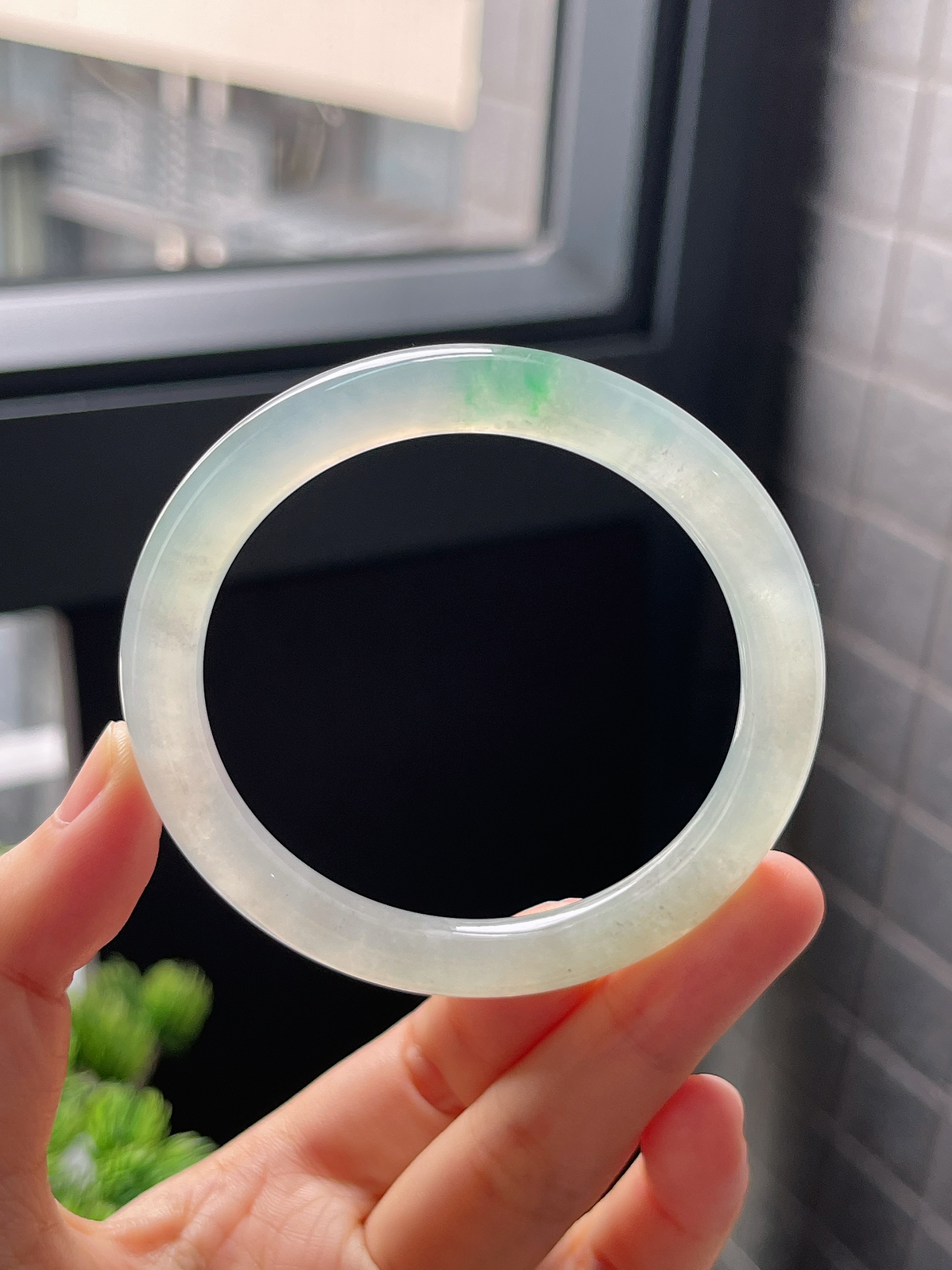 圈口53.3，冰种飘花淡绿色圆条翡翠手镯