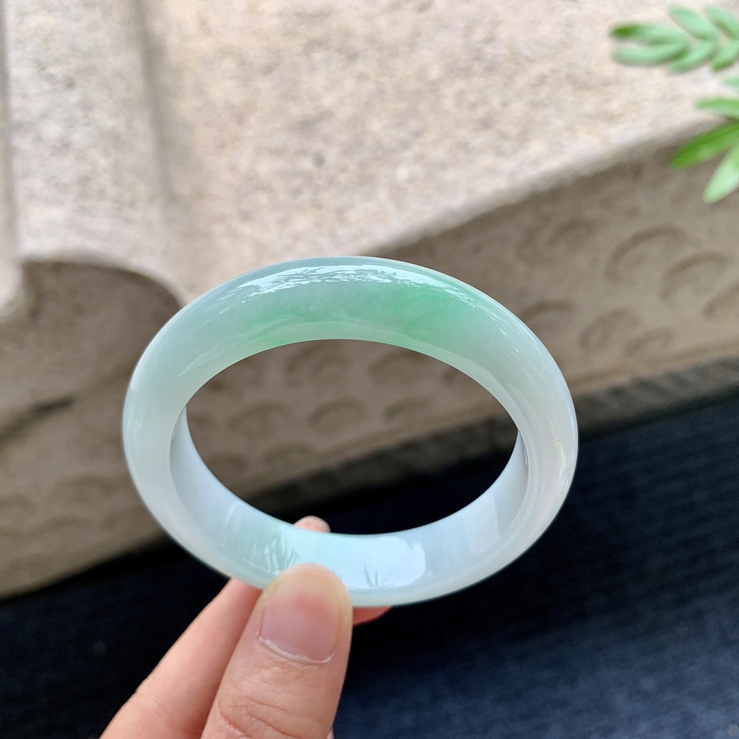 正圈51 52，圈口52/12.7/8，编码T1082703，描述细糯飘绿，水润，种老，细腻，有棉线