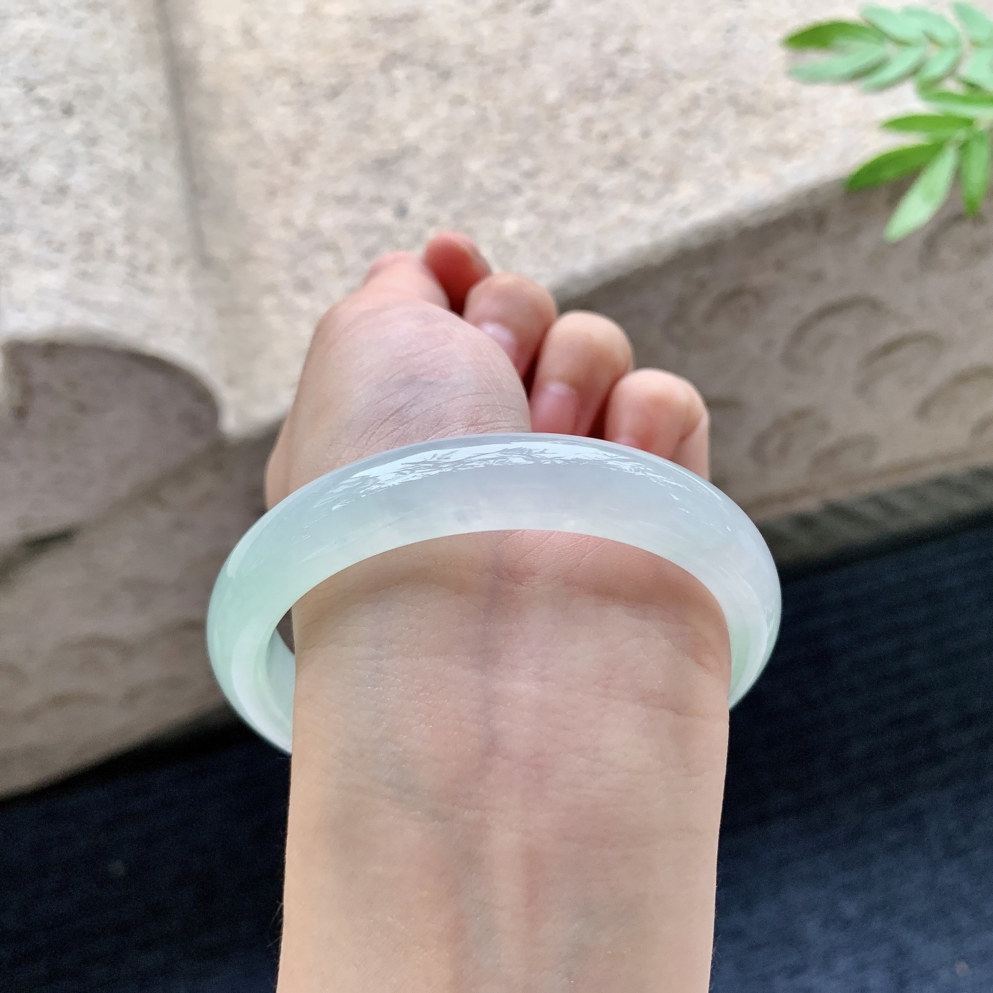 正圈57 58，圈口58/12/7.5，编码G9082726，冰糯晴绿飘花，水润，种老，细腻，无裂。
