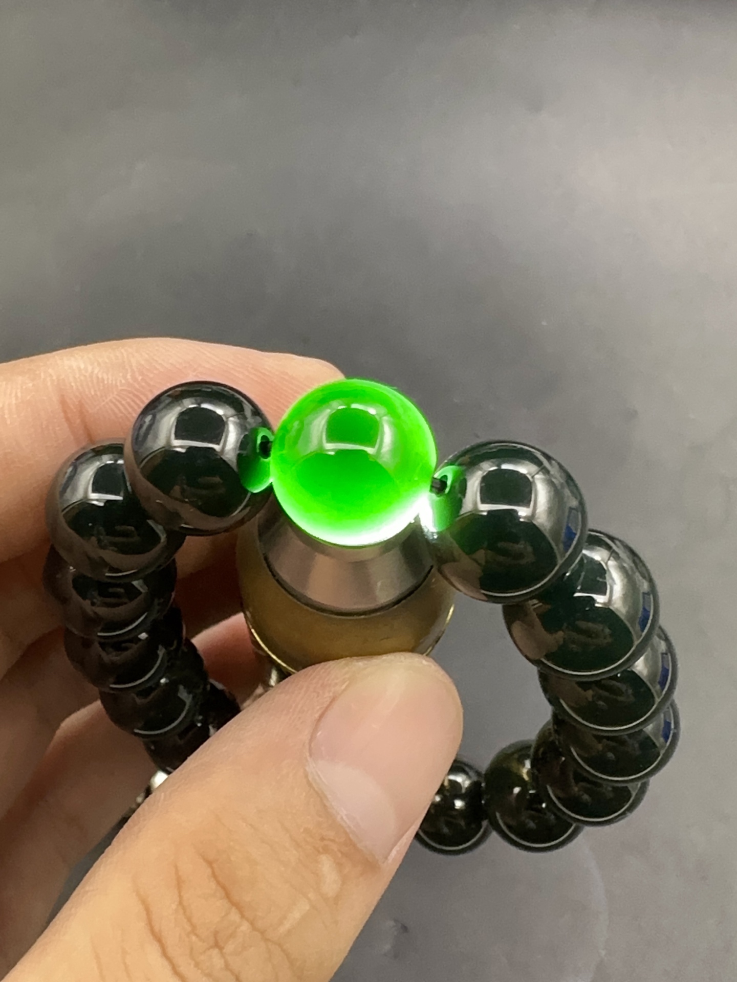 ：【墨翠手串13mm】老坑冰种，黑度极黑，灯照全透，呈帝王绿，种老起光，底极细腻，圆润饱满