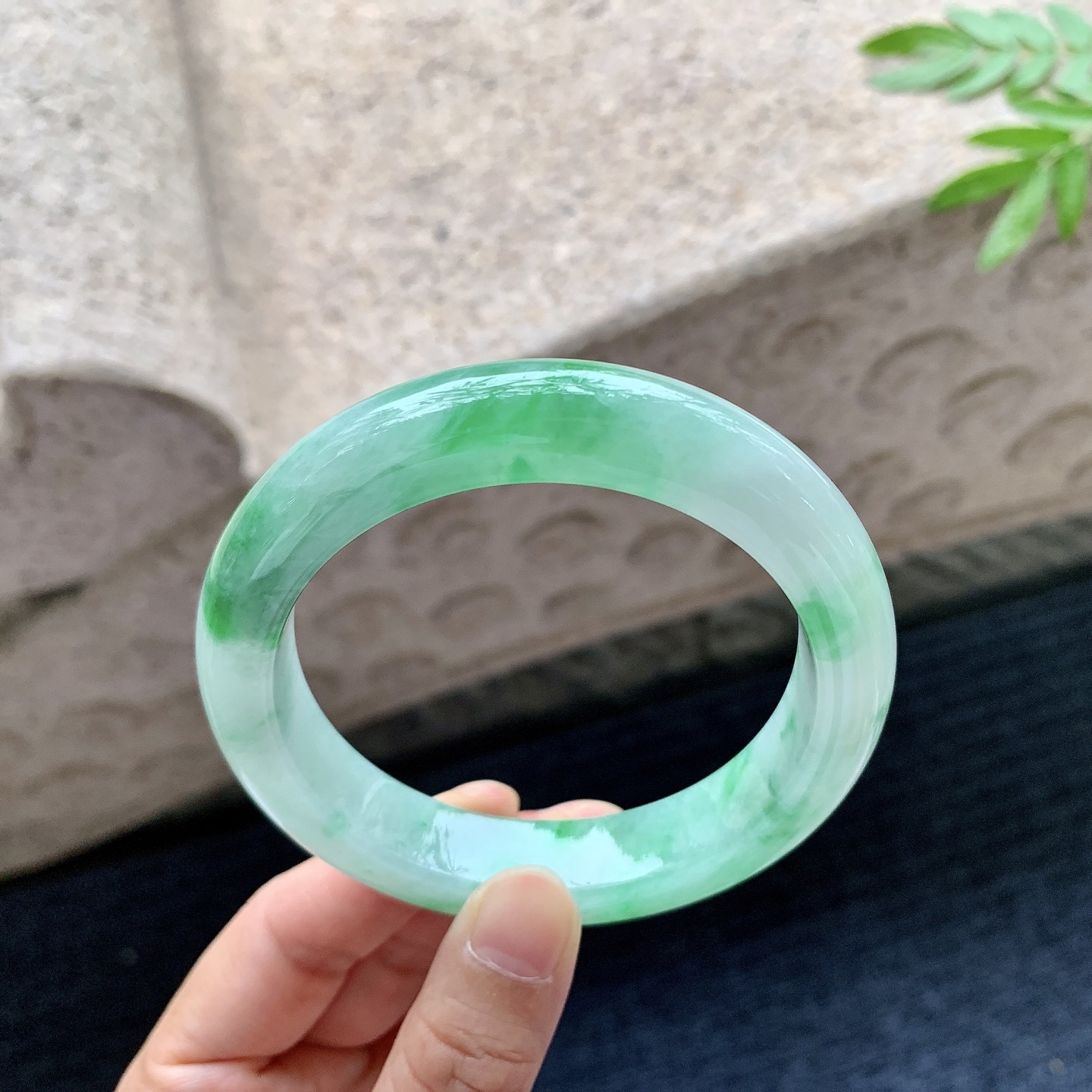 正圈58 59,圈口59.7/13.1/9.8,编码WW082724,描述糯冰飘绿，水润，种老，细腻，有纹线