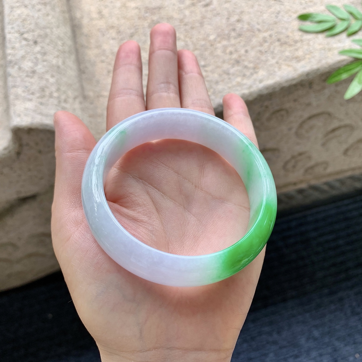 正圈57 58，圈口58.7/16.5/7.8，编码BA082720，描述：春彩，飘辣绿，水润，种老，细腻，打灯有棉线