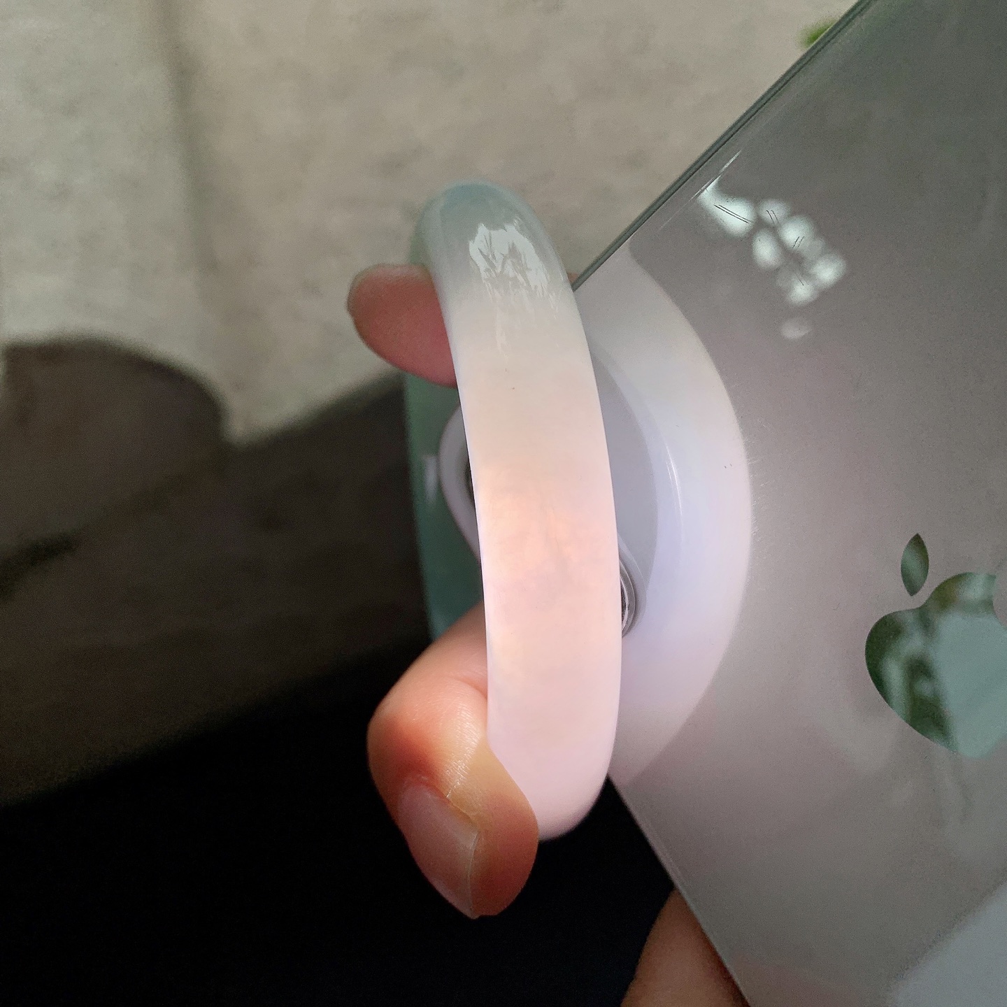 正圈53 54,圈口54/11.5/8.7,编码Q5082709,糯冰飘绿，水润，种老，细腻，打灯有棉线