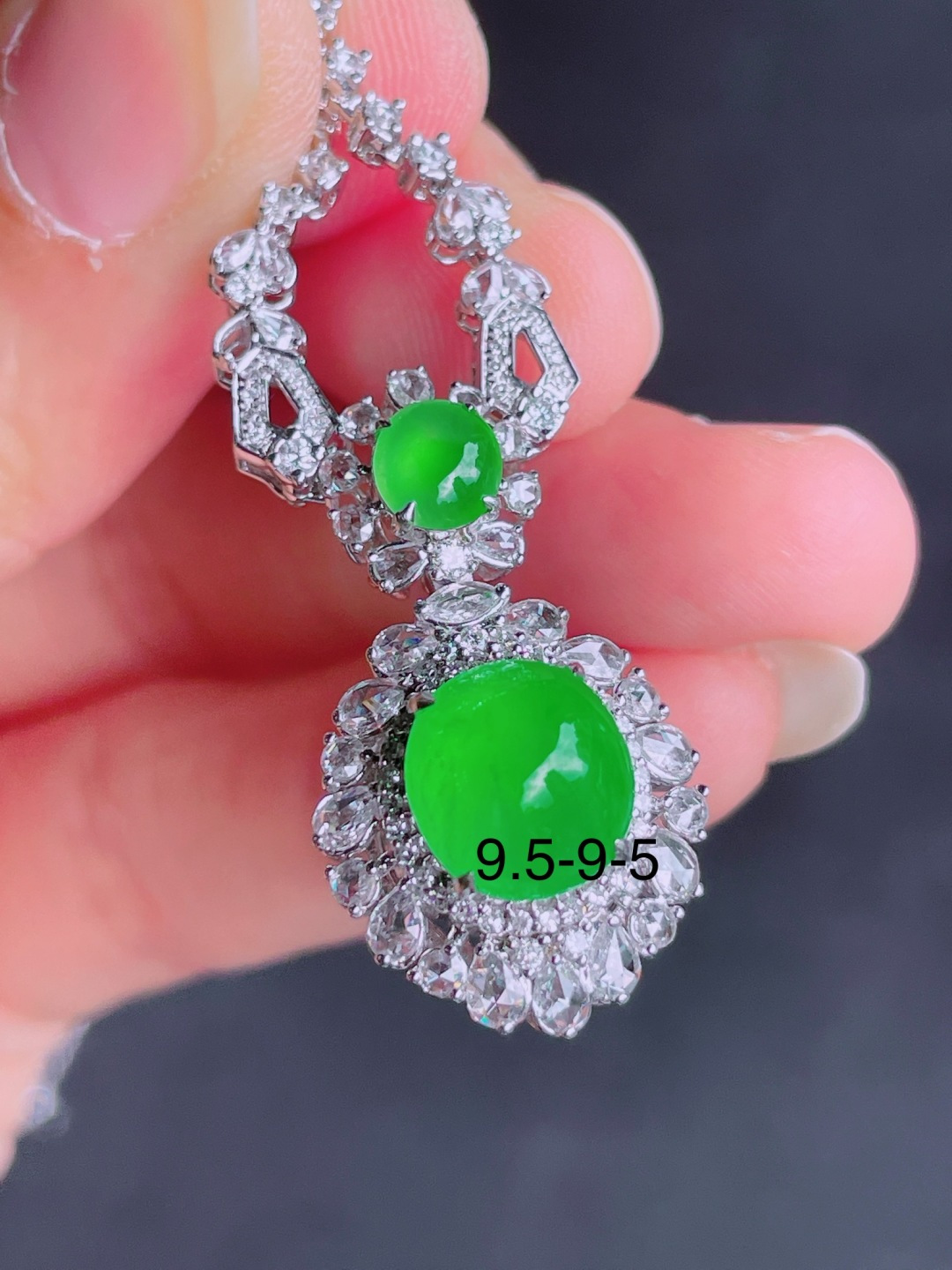 高冰绿蛋面吊坠，晶莹剔透，新颖时尚，品相，9.5-9-5