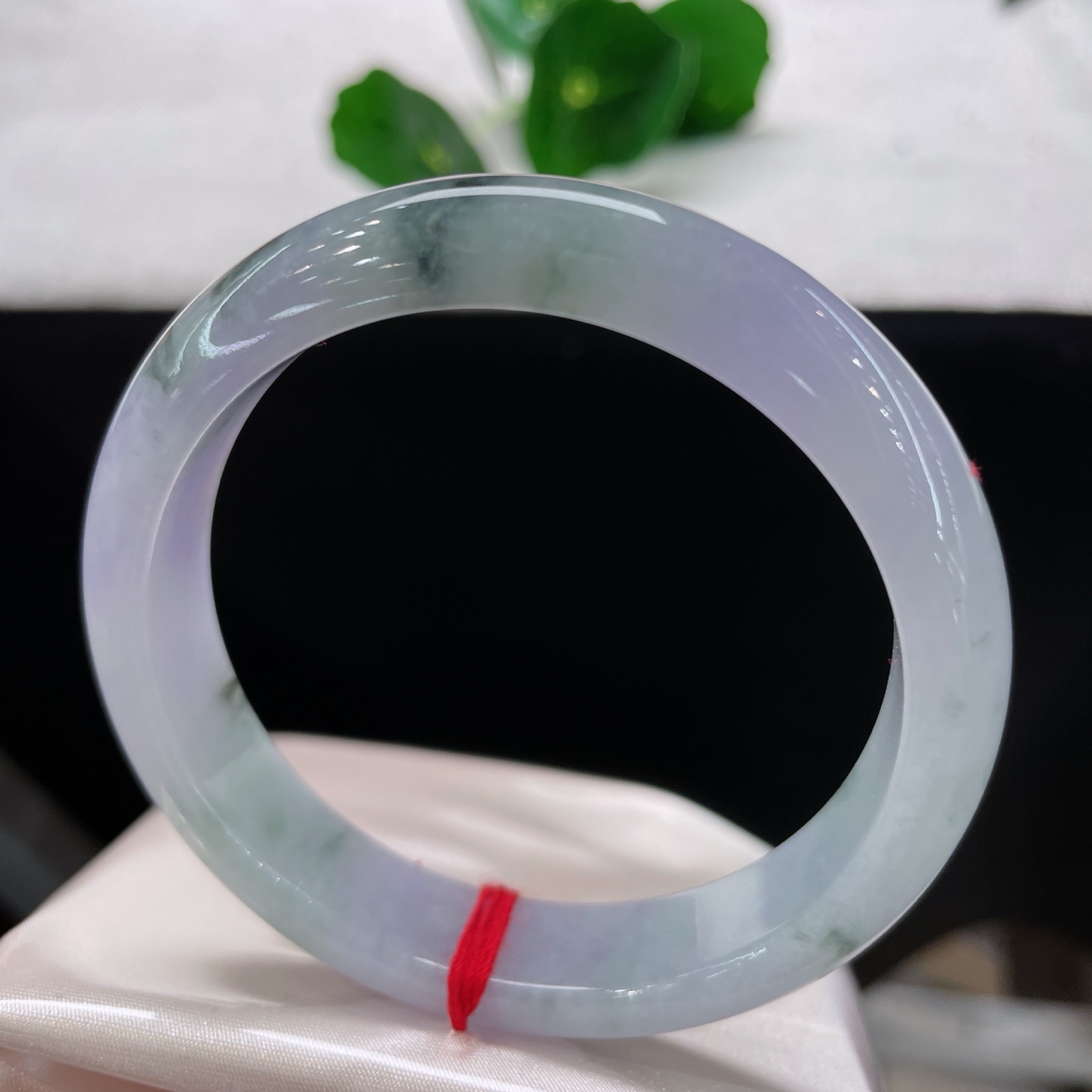 圈口55.8/12/7.5，莫奈花园正圈，55/56可戴，淡紫与浅绿交织，仿若烟霞漫谷，飘花灵动，细微纹。