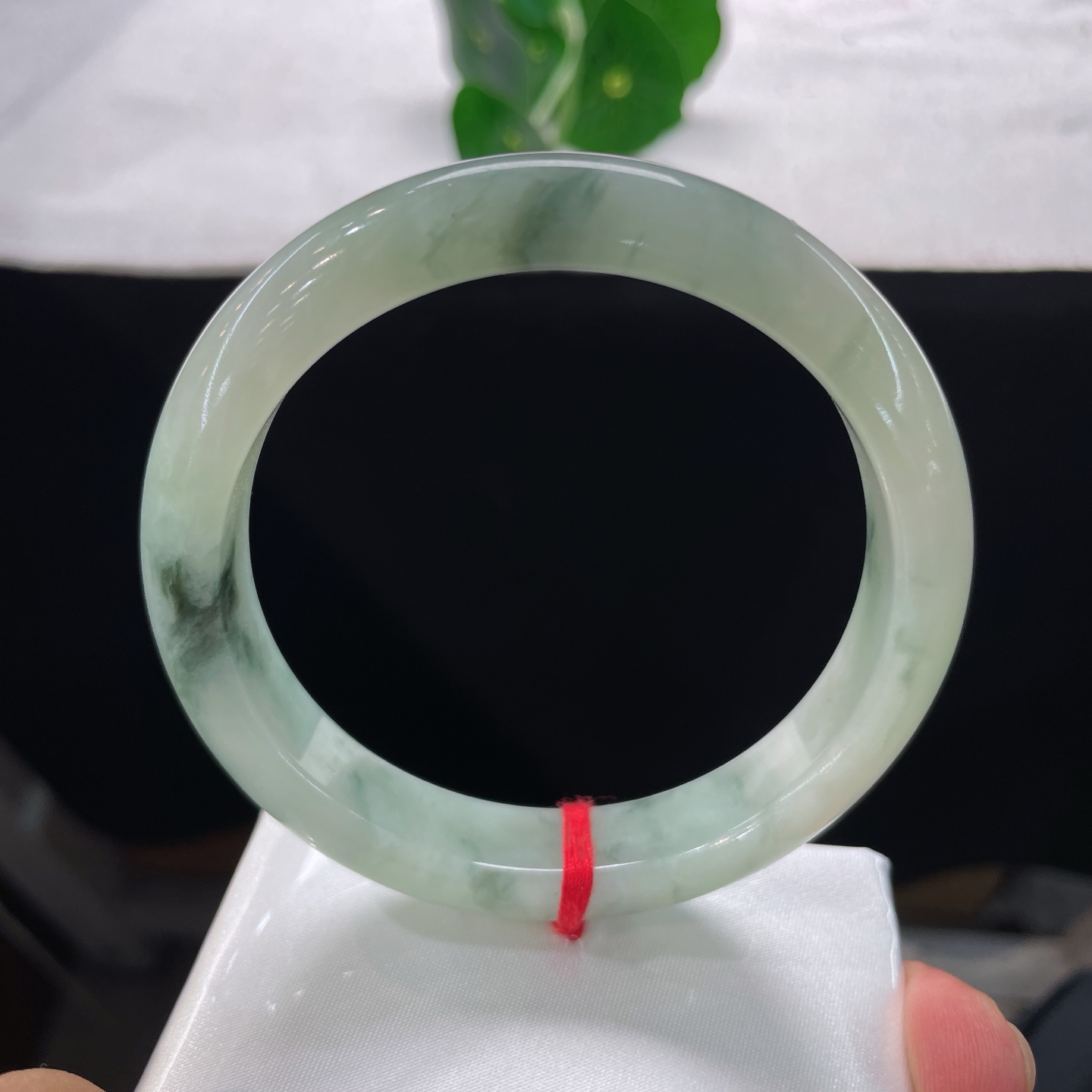 翡翠手镯 圈口58.7/11.7/8，飘花正圈，58/59可戴，仿若薄雾绕林，冰肌清透莹润。墨色飘花如烟云漫卷。