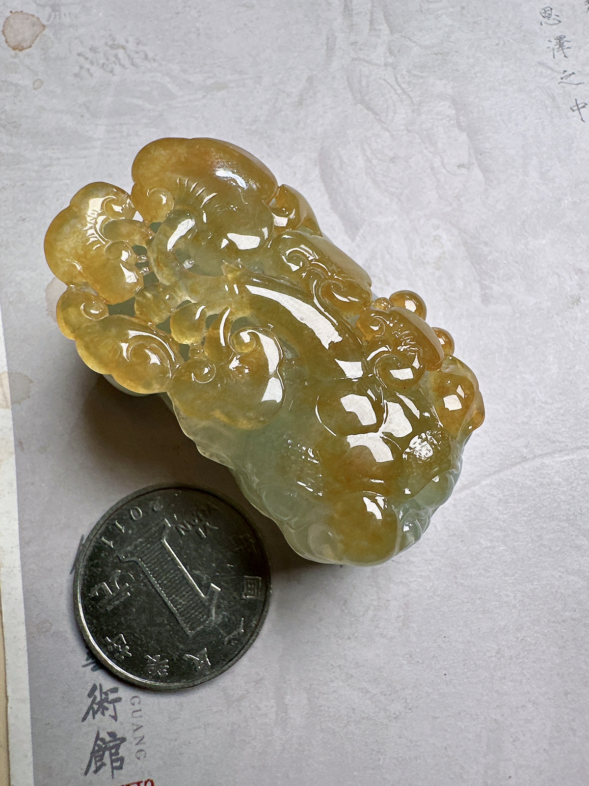 冰黄大貔貅，大挂件或者手玩件，种水充足，黄翡俏色漂亮，工艺上乘，现在很少这么好材料的大貔貅，值得推荐。
