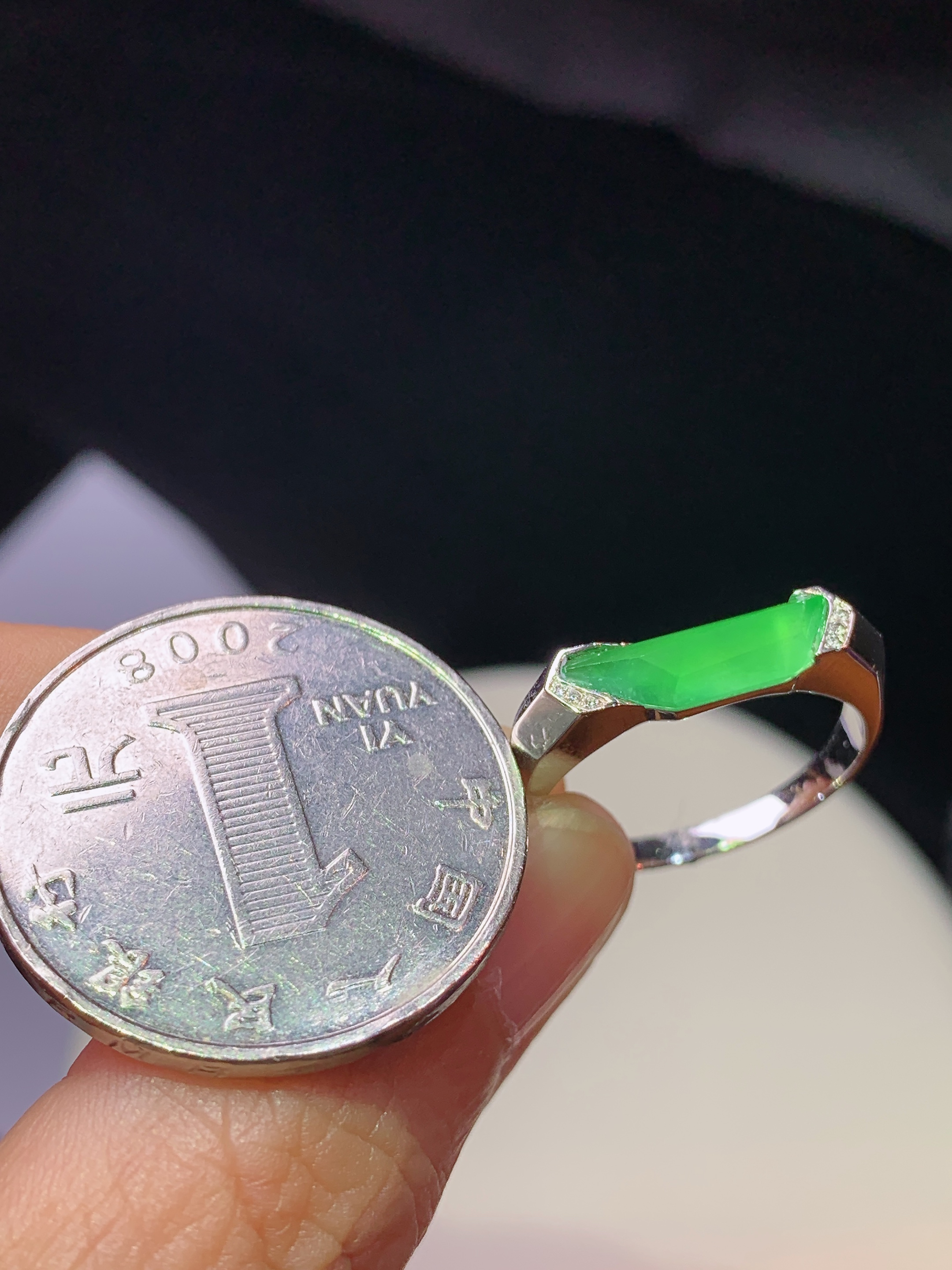 18k金镶嵌阳绿随形 玉质细腻 色泽艳丽清新 水润亮眼 圈口14 裸石尺寸4.3*12.5*3 m7