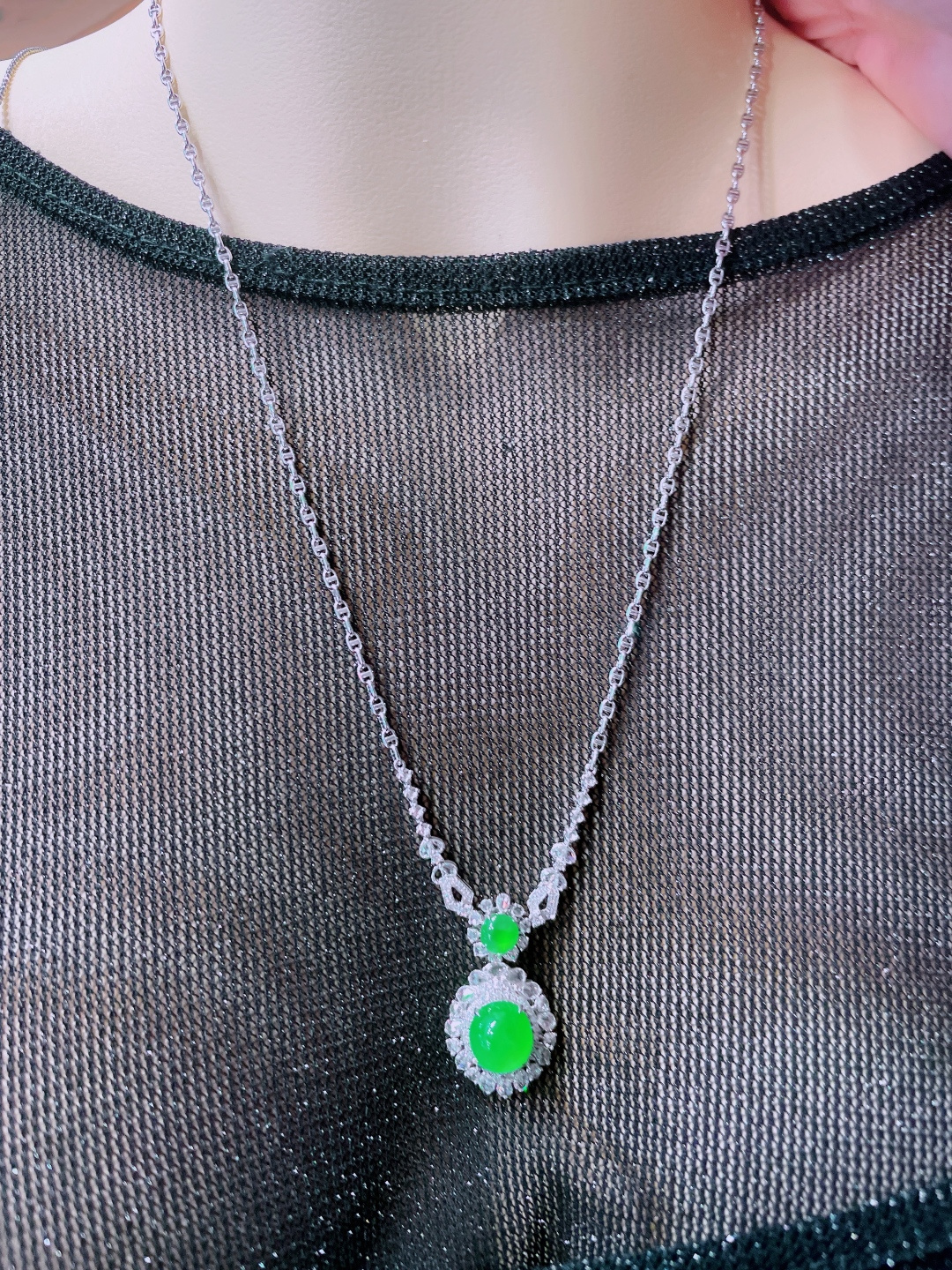 高冰绿蛋面吊坠，晶莹剔透，新颖时尚，品相，9.5-9-5