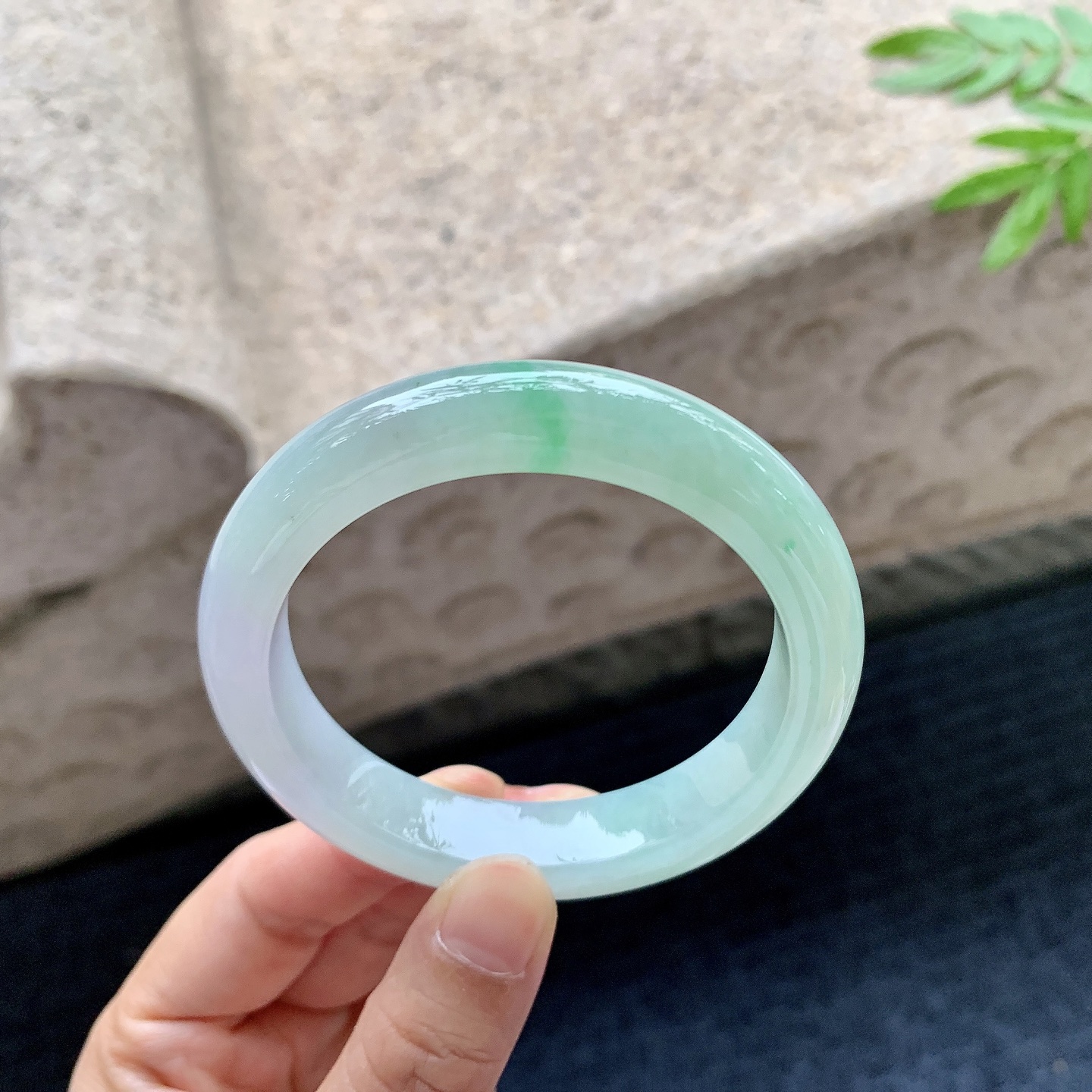 正圈53 54,圈口54/11.5/8.7,编码Q5082709,糯冰飘绿，水润，种老，细腻，打灯有棉线